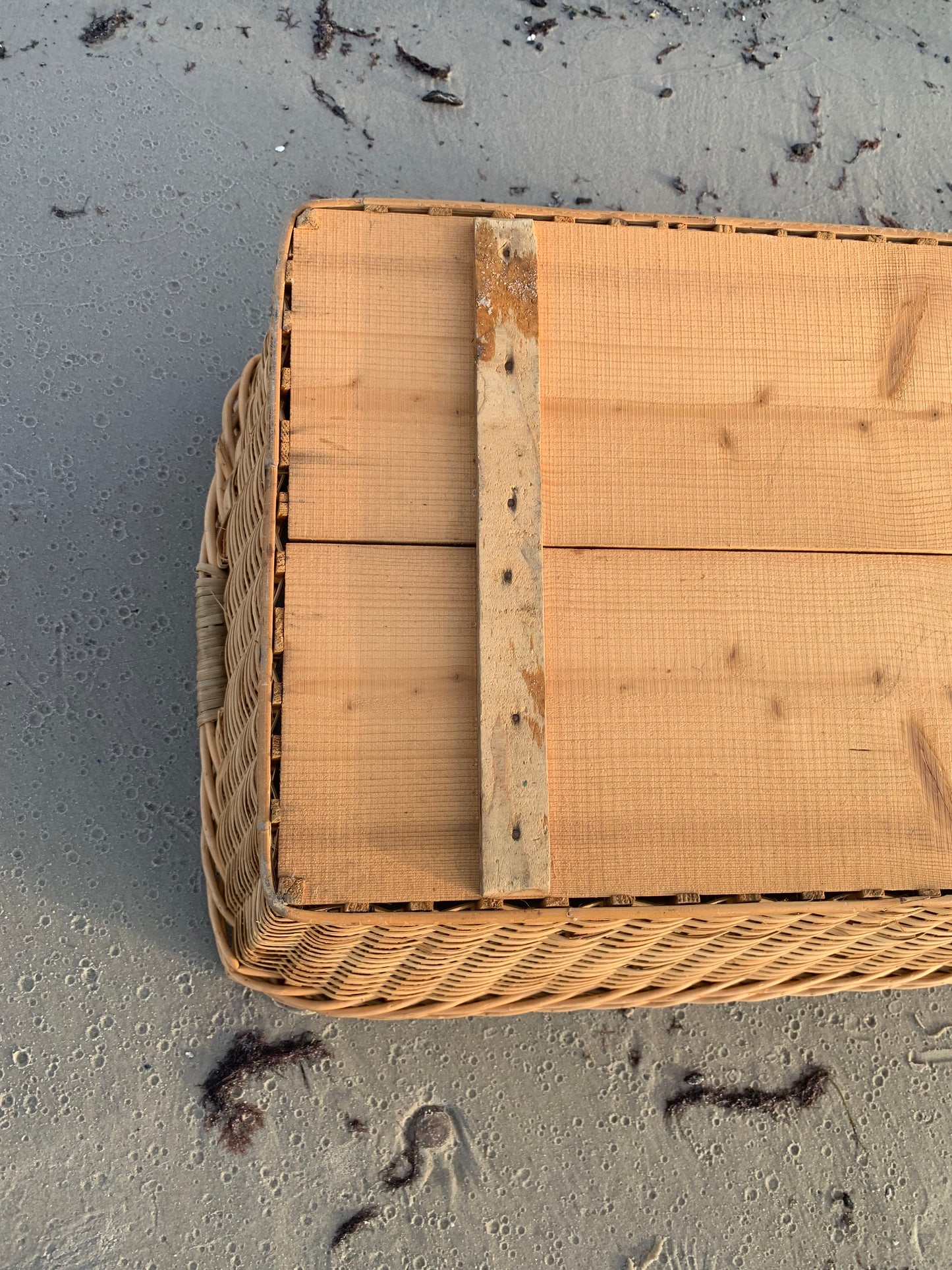 Wäschekorb mit Holzboden
