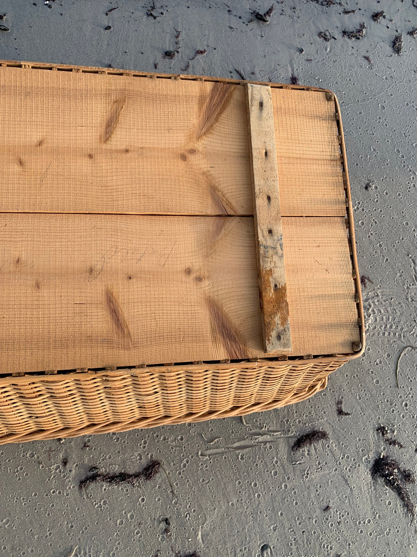 Wäschekorb mit Holzboden