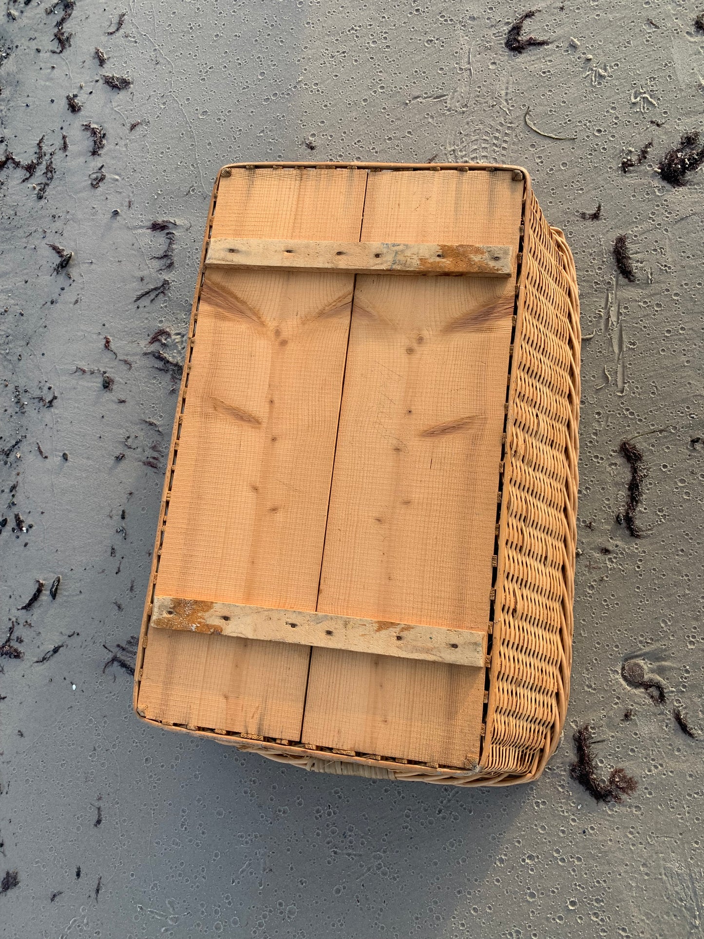 Wäschekorb mit Holzboden