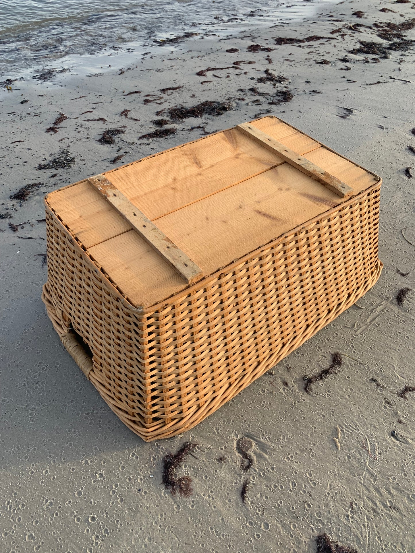 Wäschekorb mit Holzboden