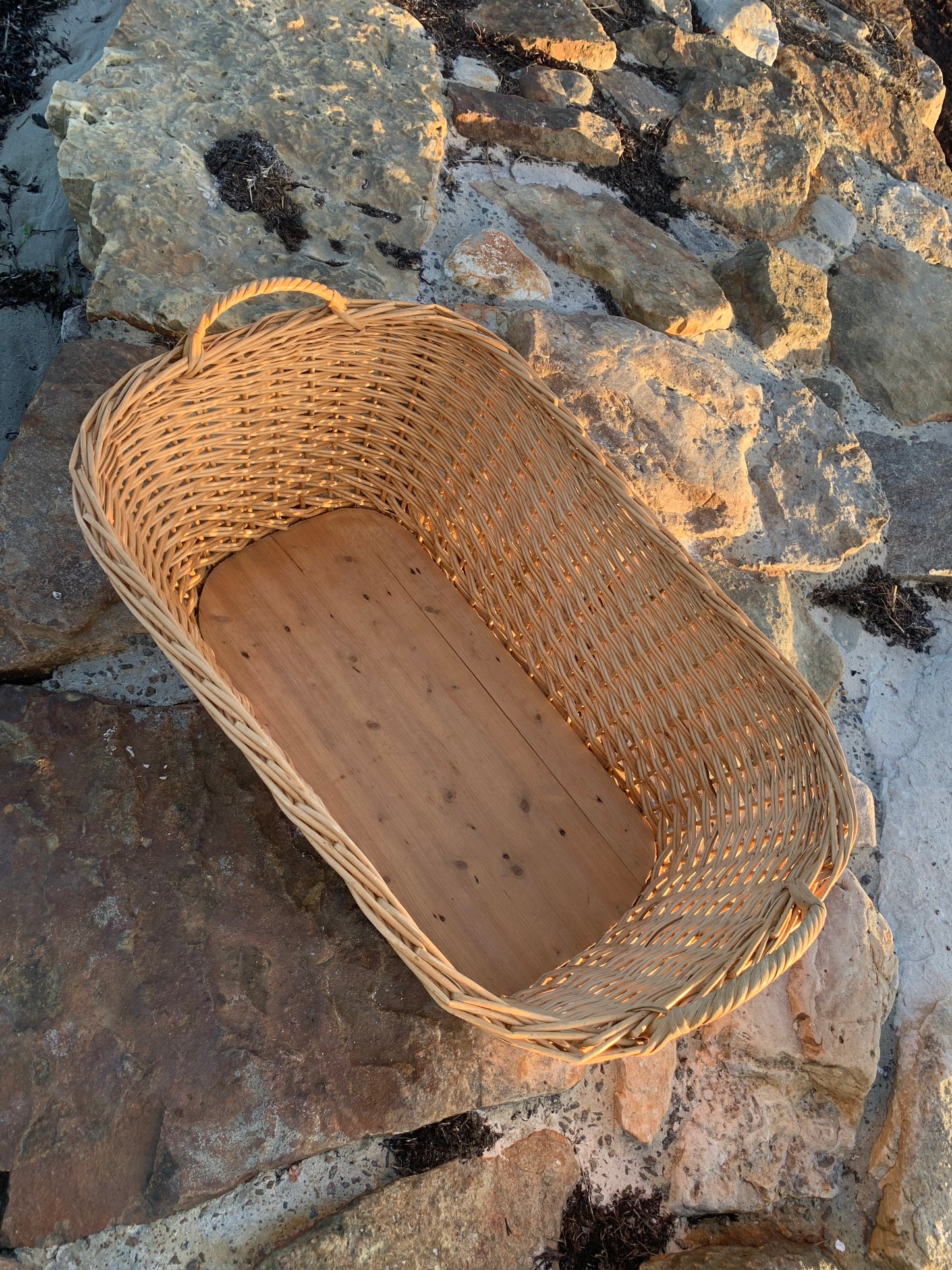 Wäschekorb mit Holzboden
