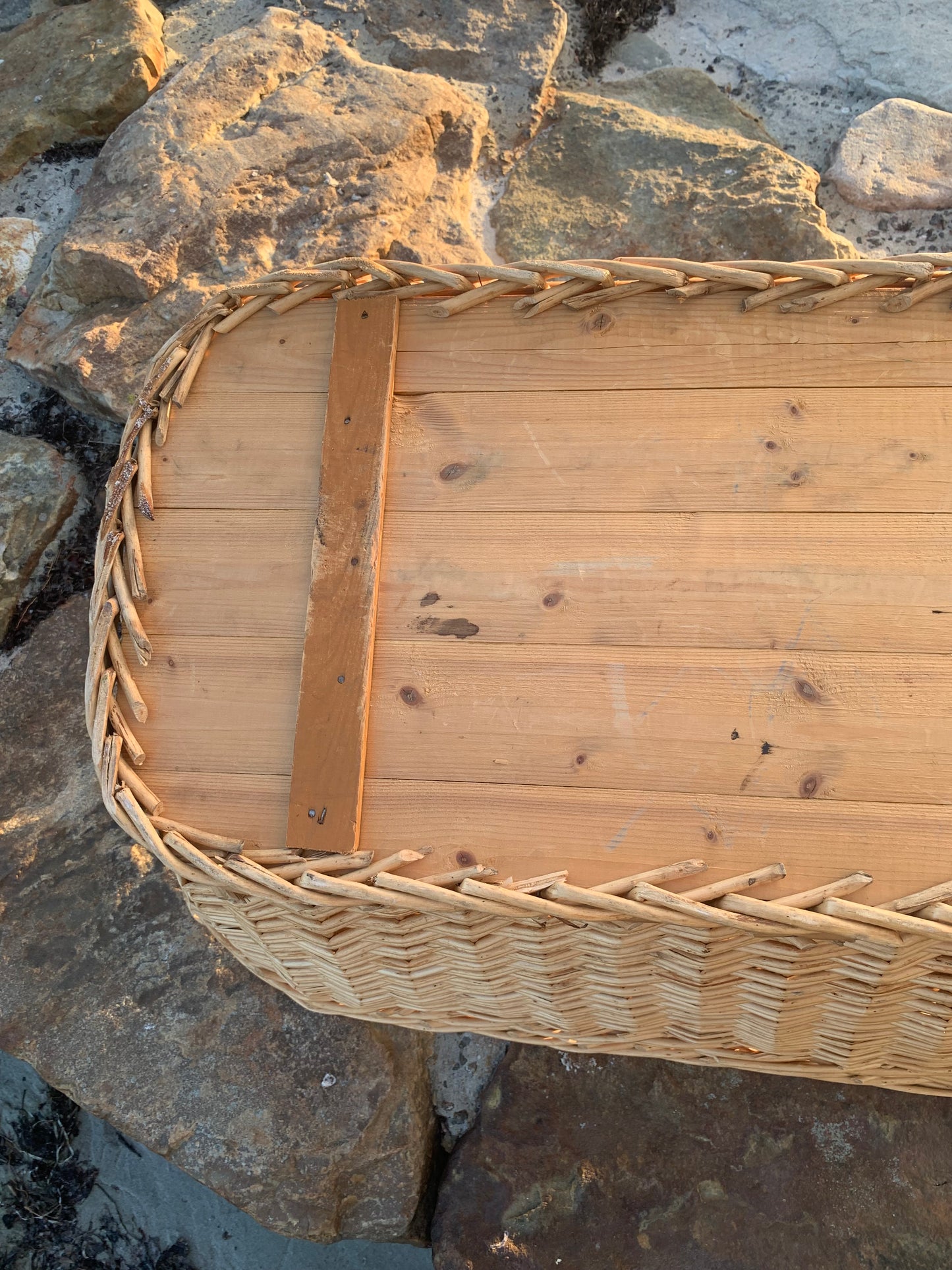Wäschekorb mit Holzboden