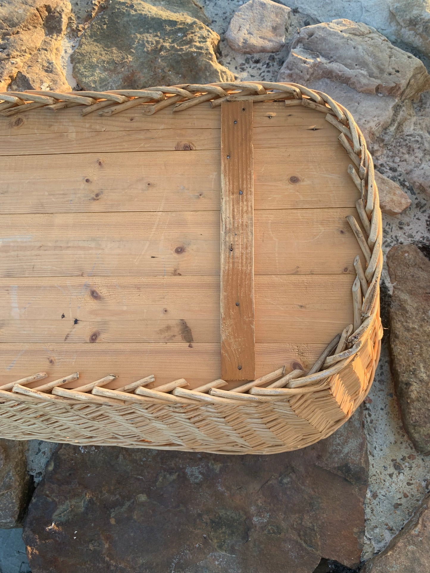 Wäschekorb mit Holzboden