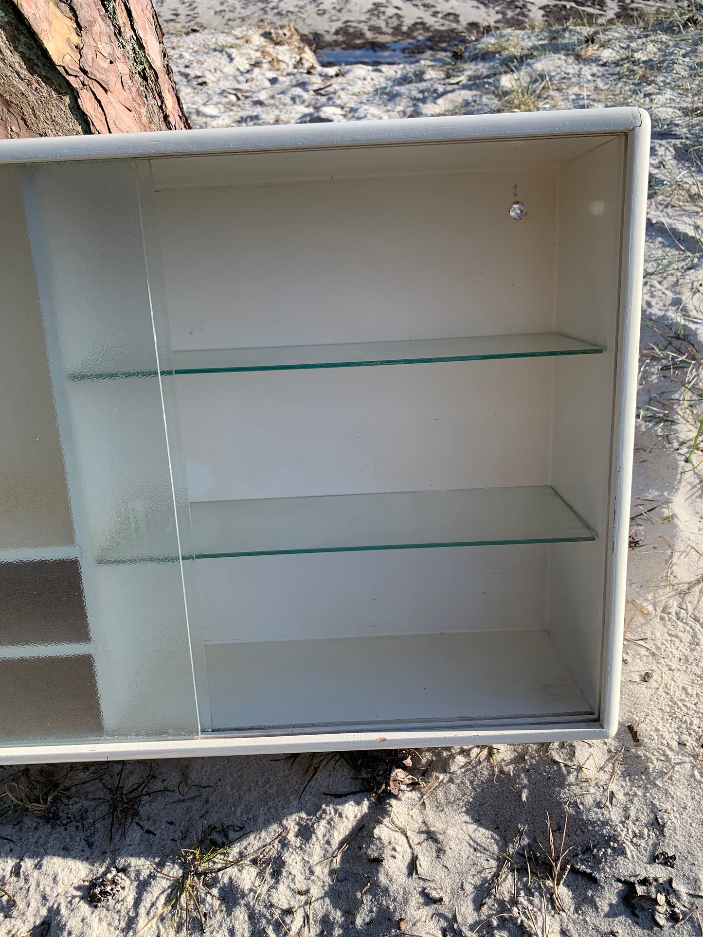 Medizinschrank mit Glastüren