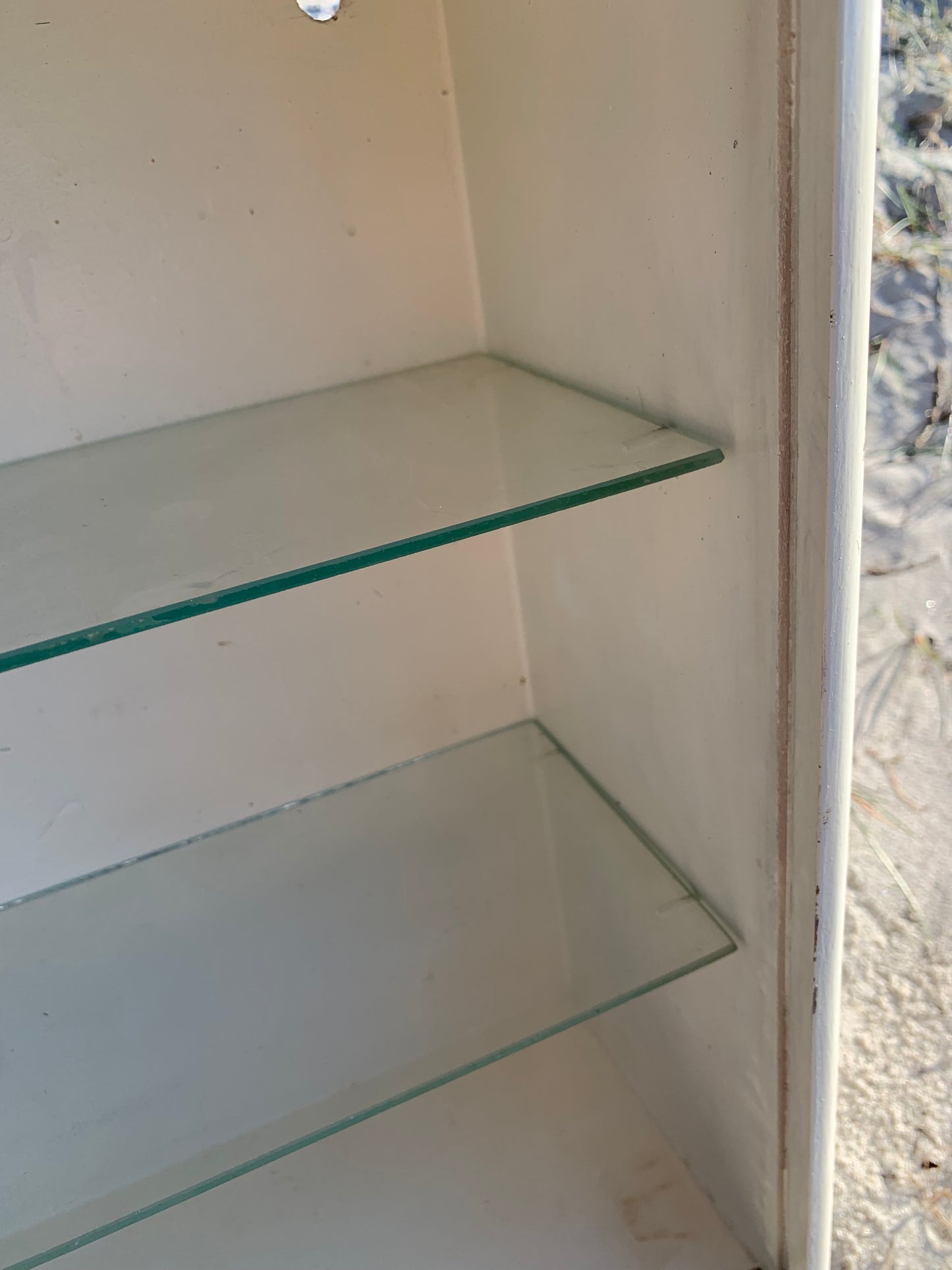 Medizinschrank mit Glastüren