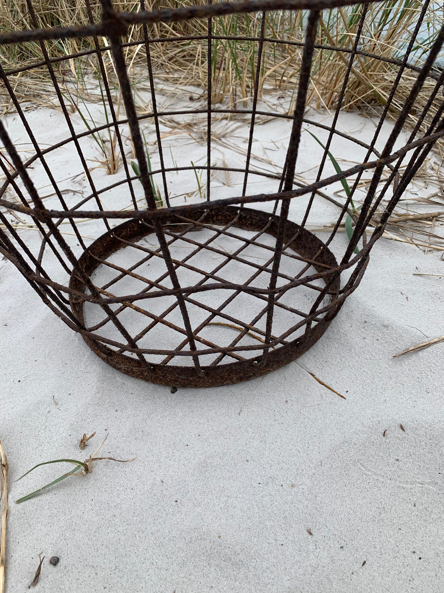 Großer Drahtkorb mit Patina