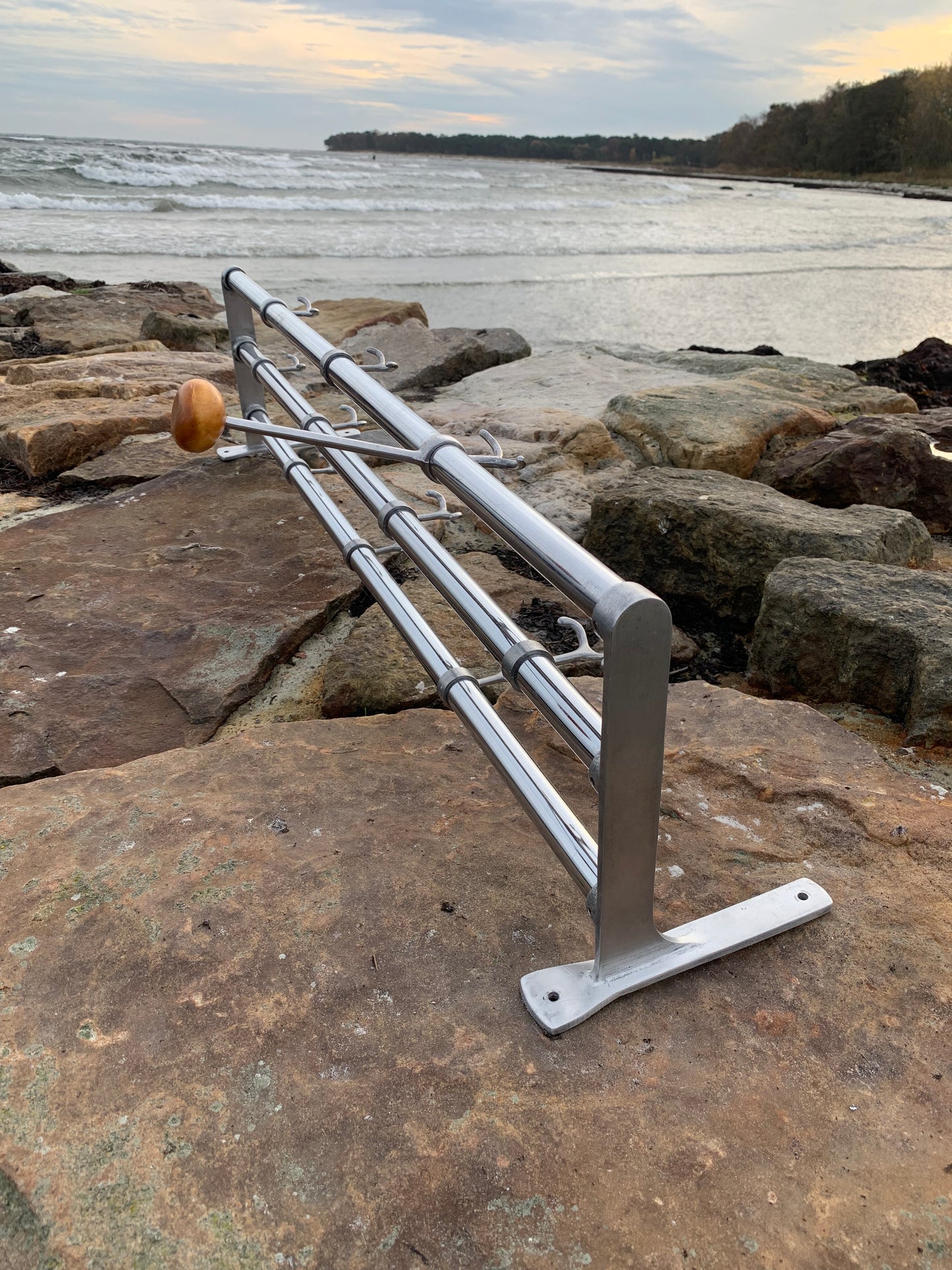 Regal mit Huthaken - Entworfen von Gunnar Bolin im Jahr 1937