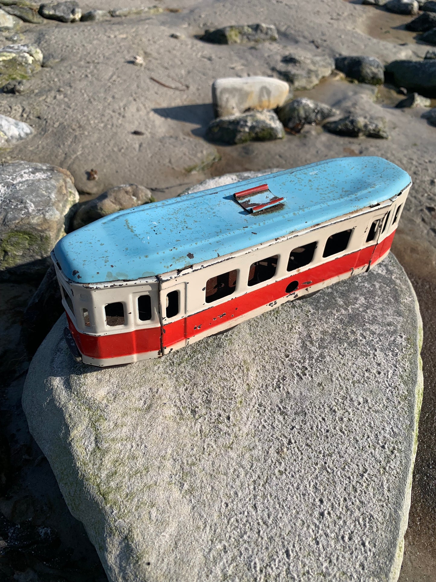 Alte Straßenbahn aus Blech