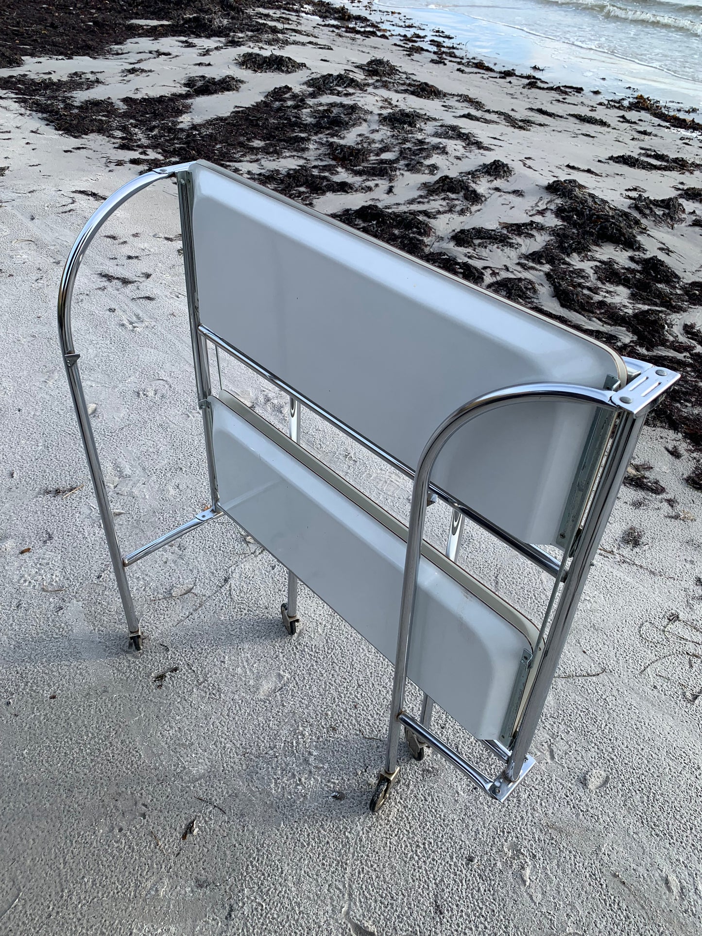 Klappbarer Bartisch mit Rollen