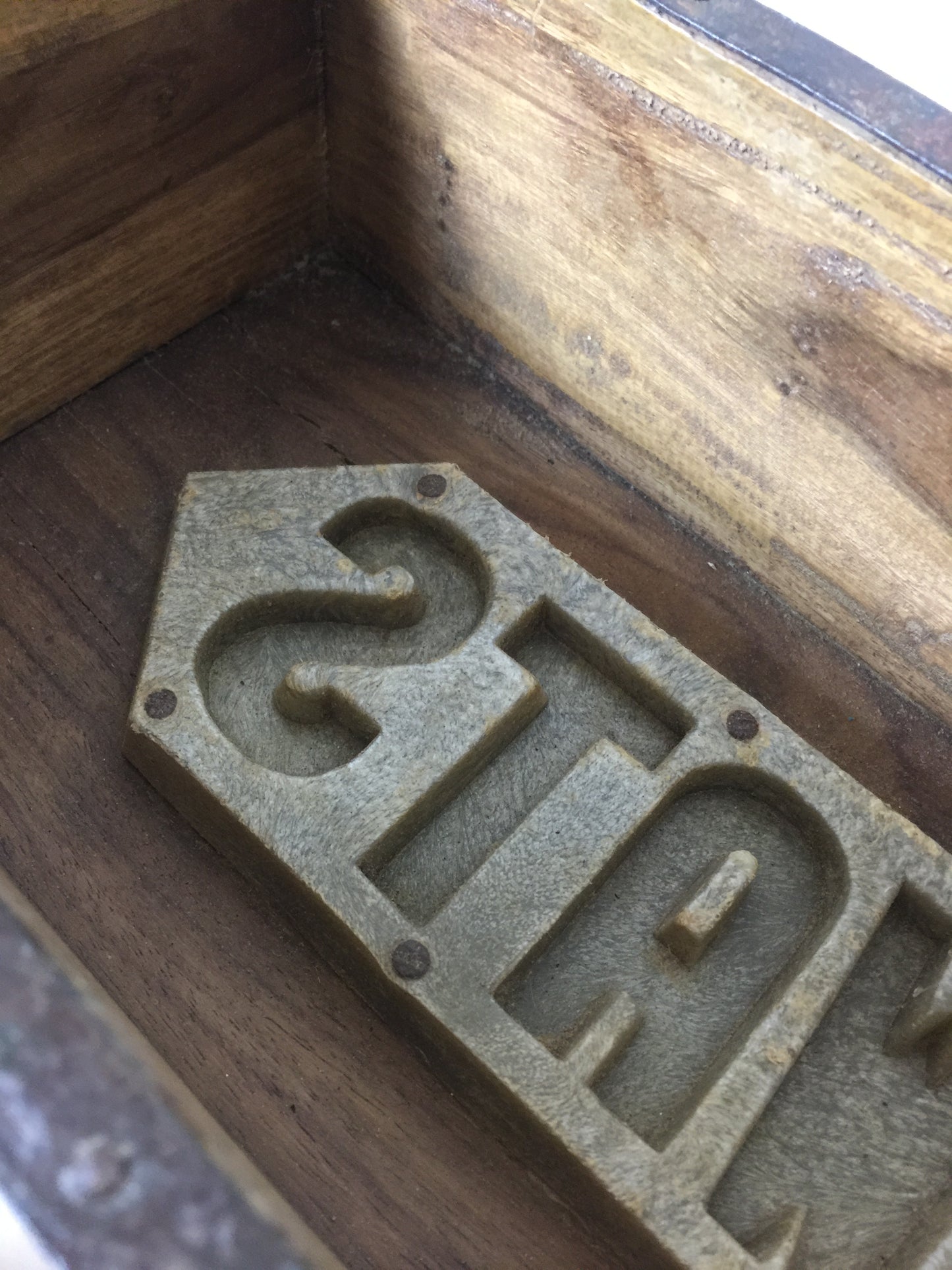 Doppelte Ziegelform mit Stempeln auf der Unterseite