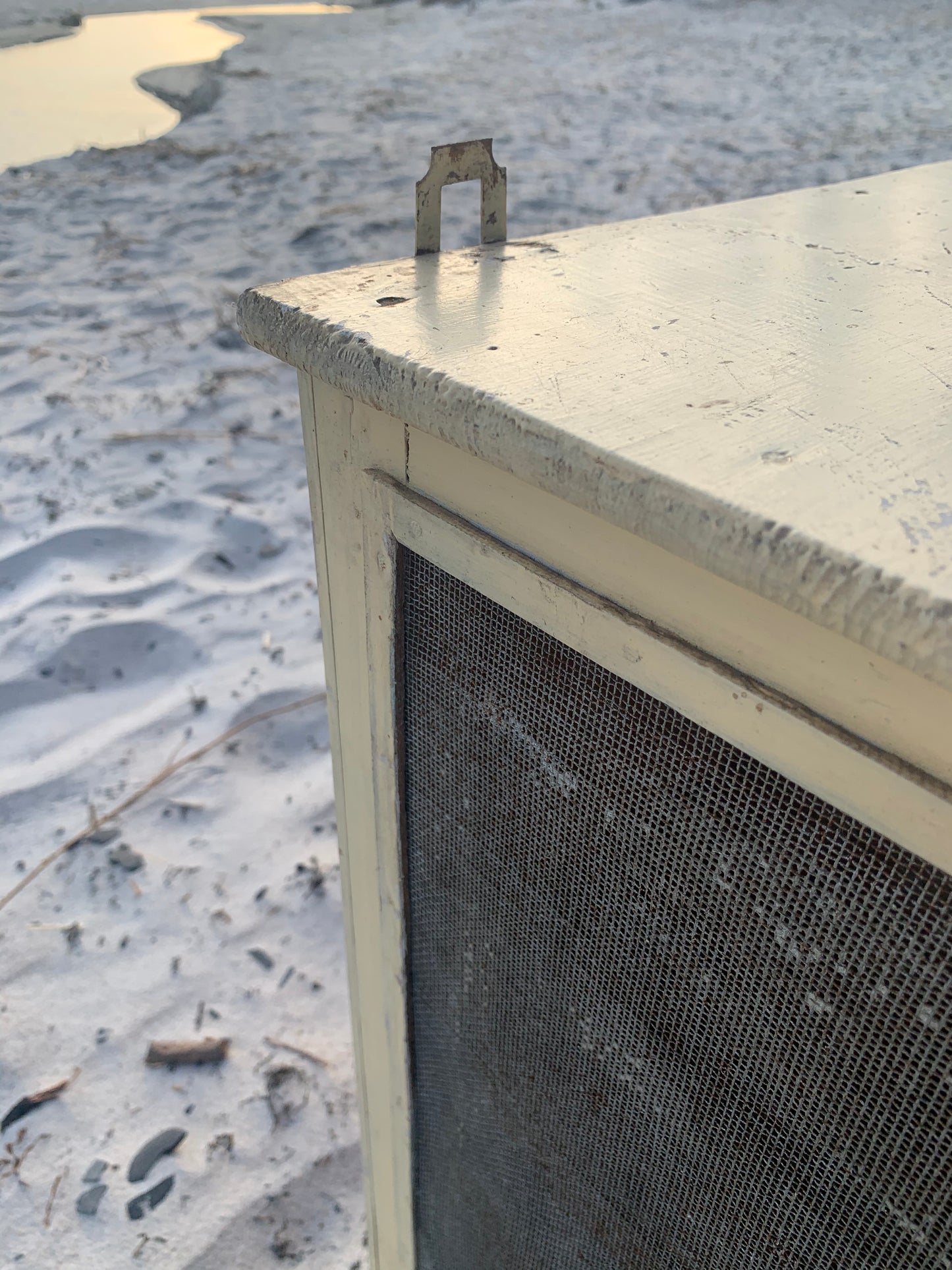 Wunderschöner Fliegenschrank mit Patina