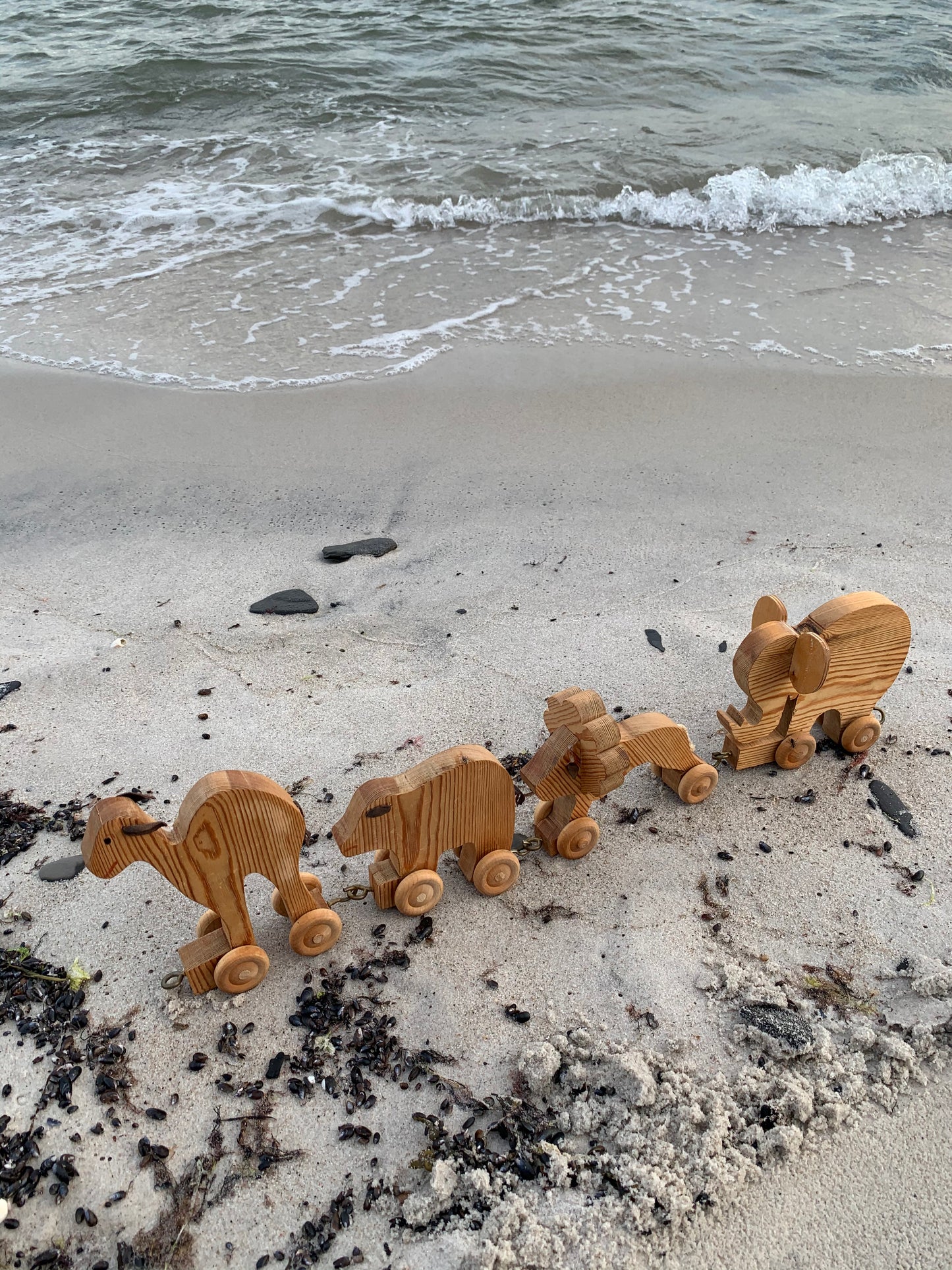 4 schöne Holztiere