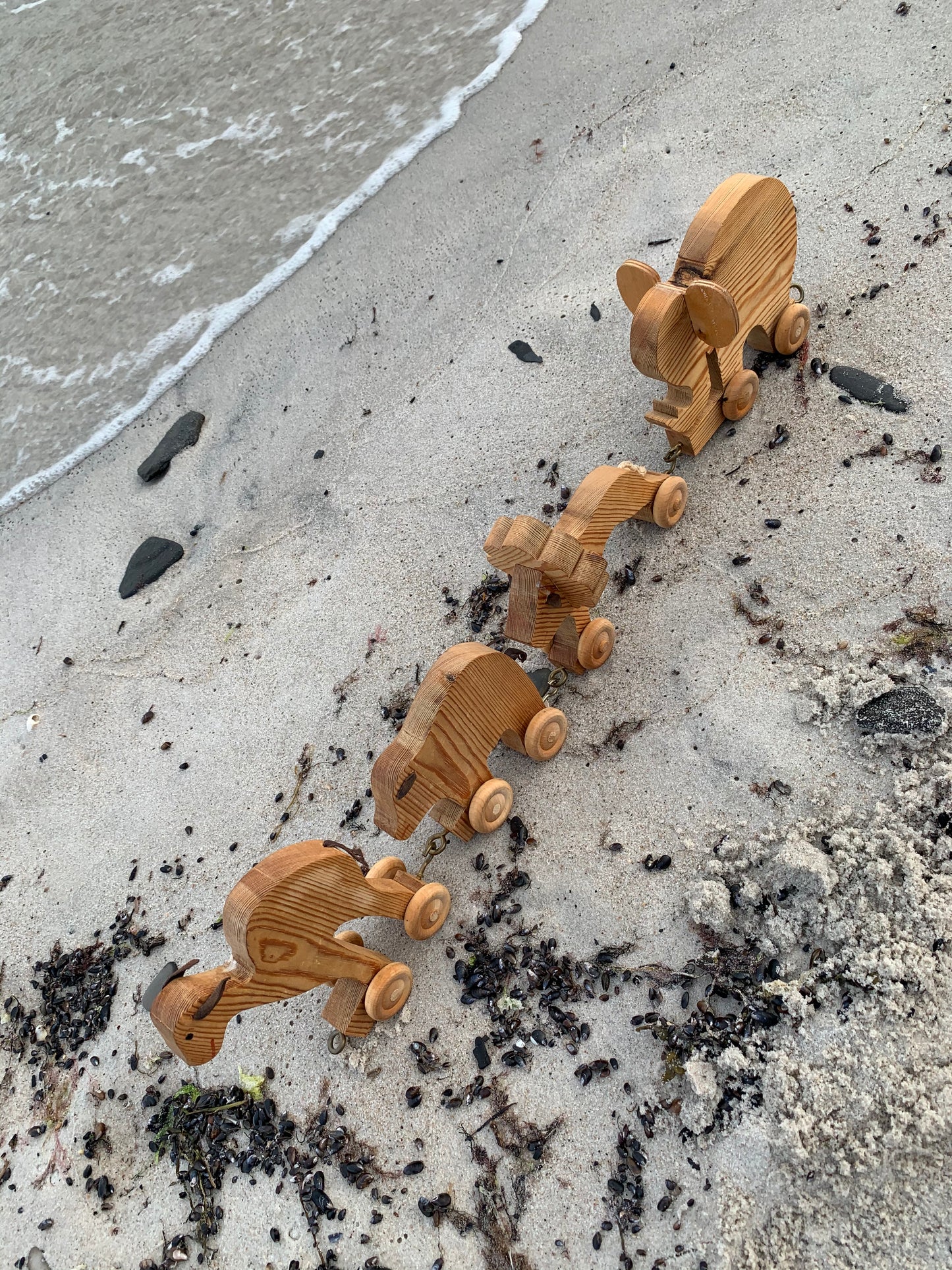 4 schöne Holztiere