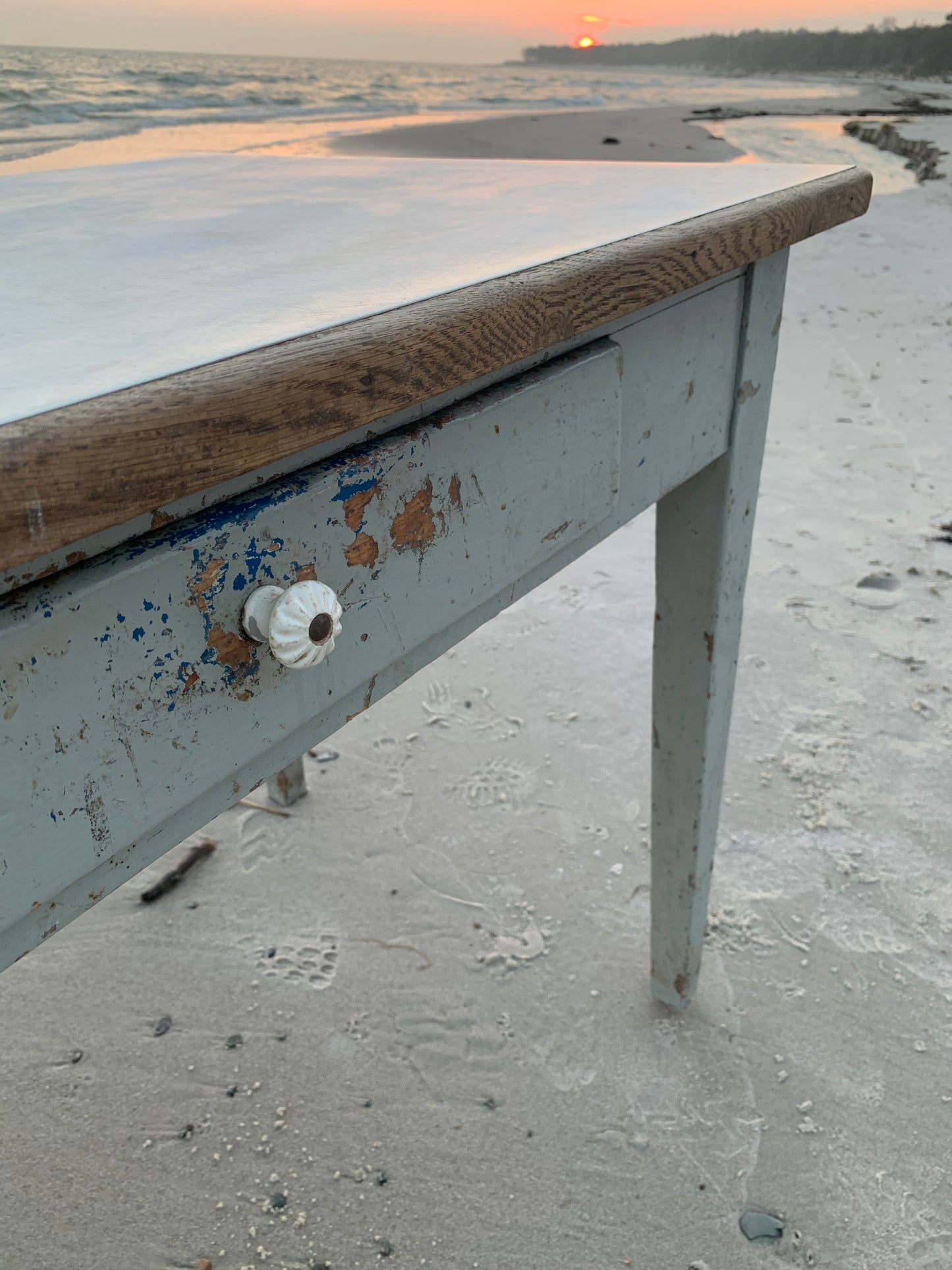 Tisch mit Patina