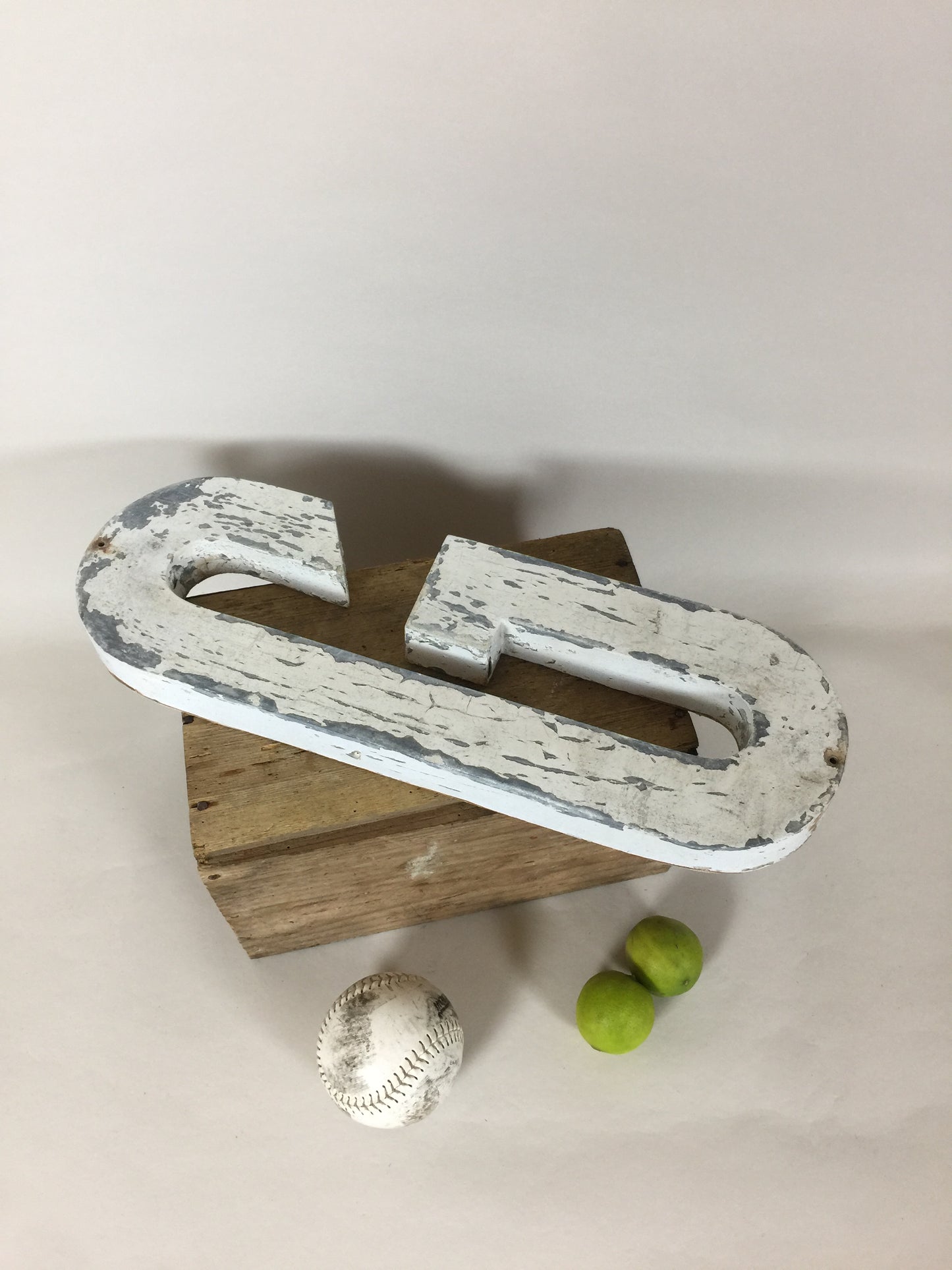 Schöner alter Fassadenbuchstabe G