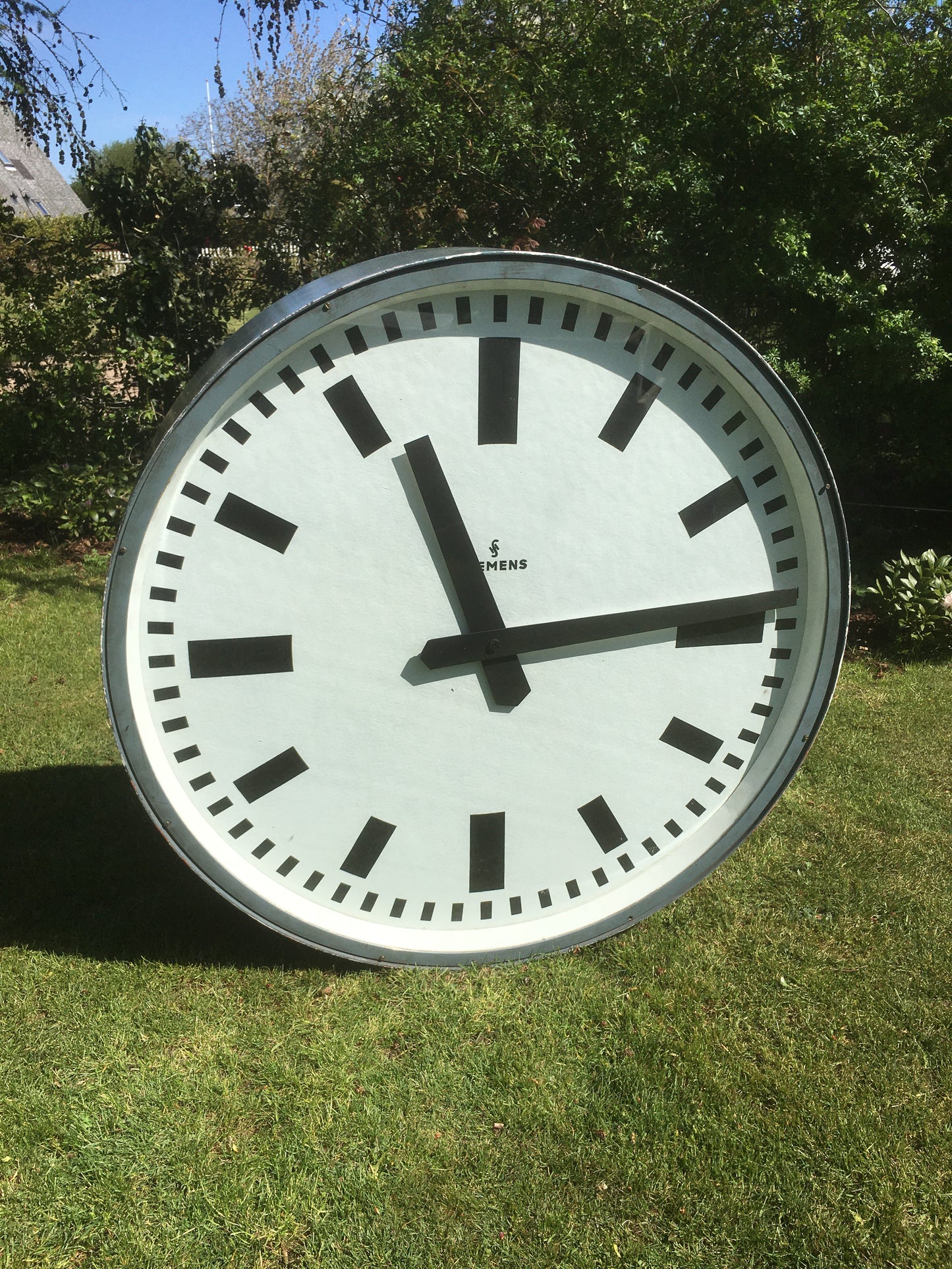 Sehr große Fabrikuhr für Sie, die einzigartige Dinge lieben