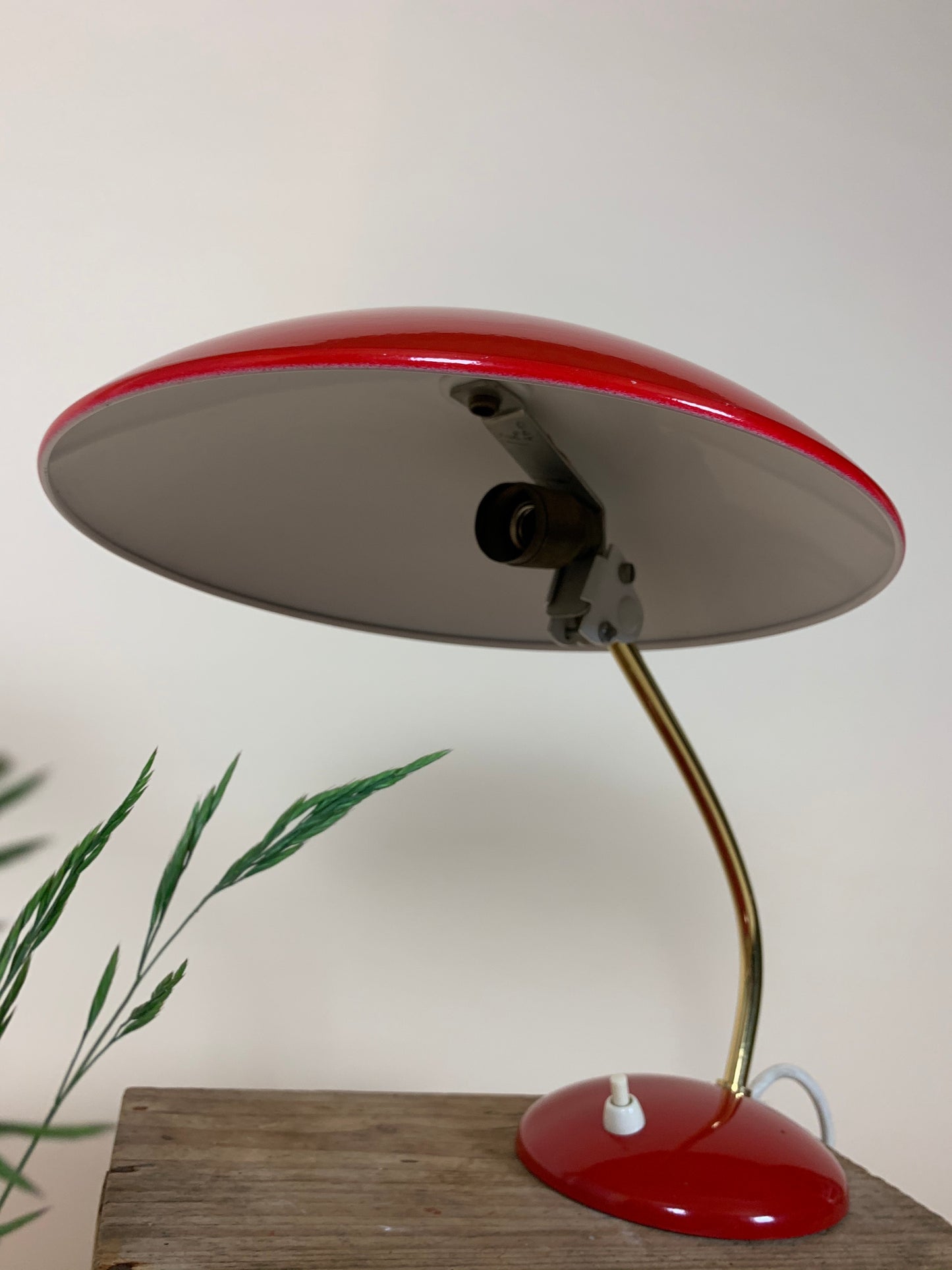 Kaiser Idell 6781 - Rot mit Messingarm