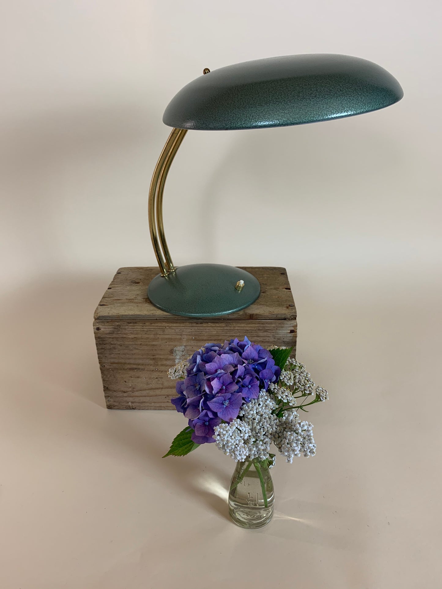 Vintage Lampe in grünem Hammerschlaglack und mit Messingarm