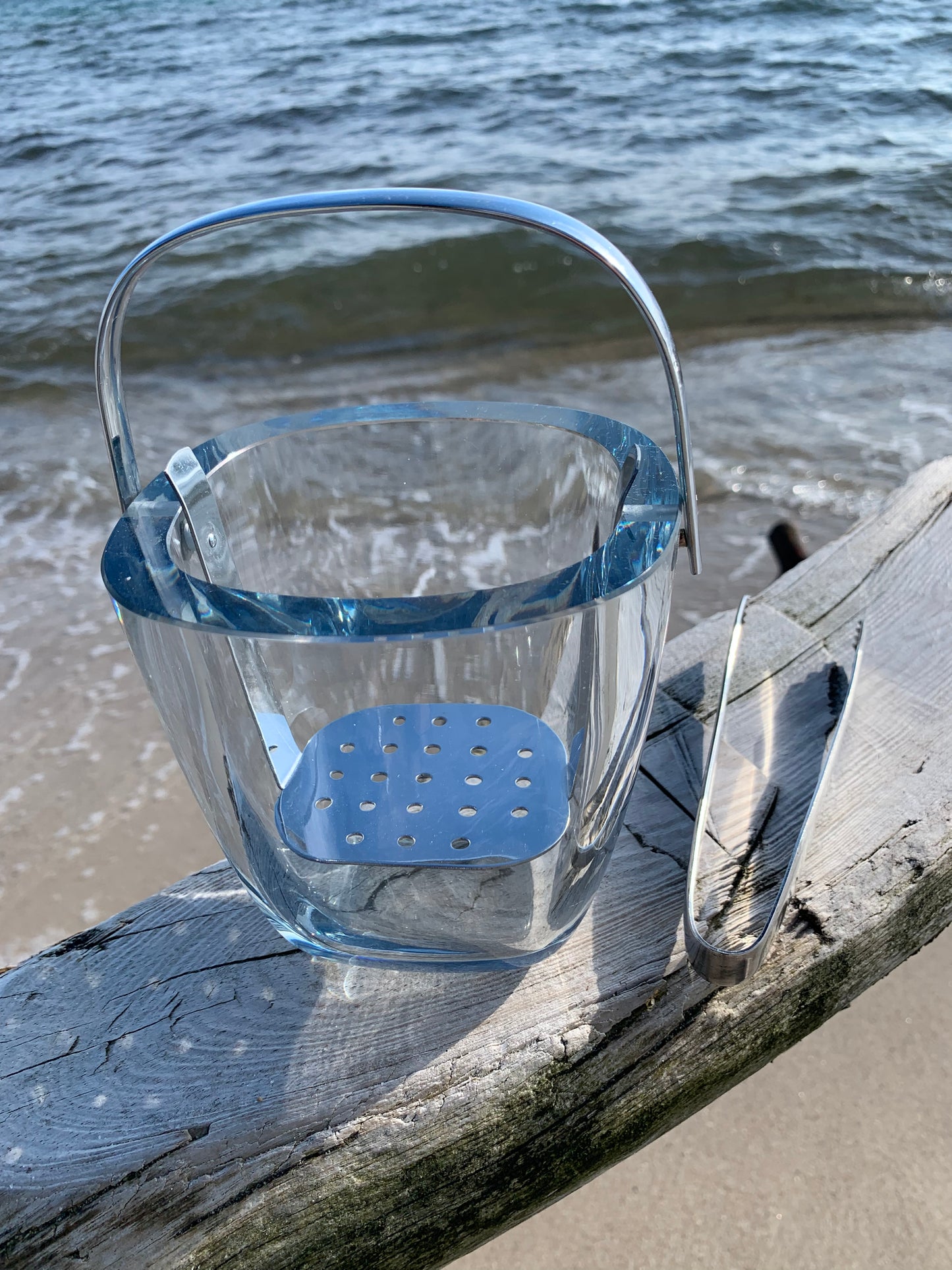 Eiskübel von Strömbergshyttan mit Algen und Gitter