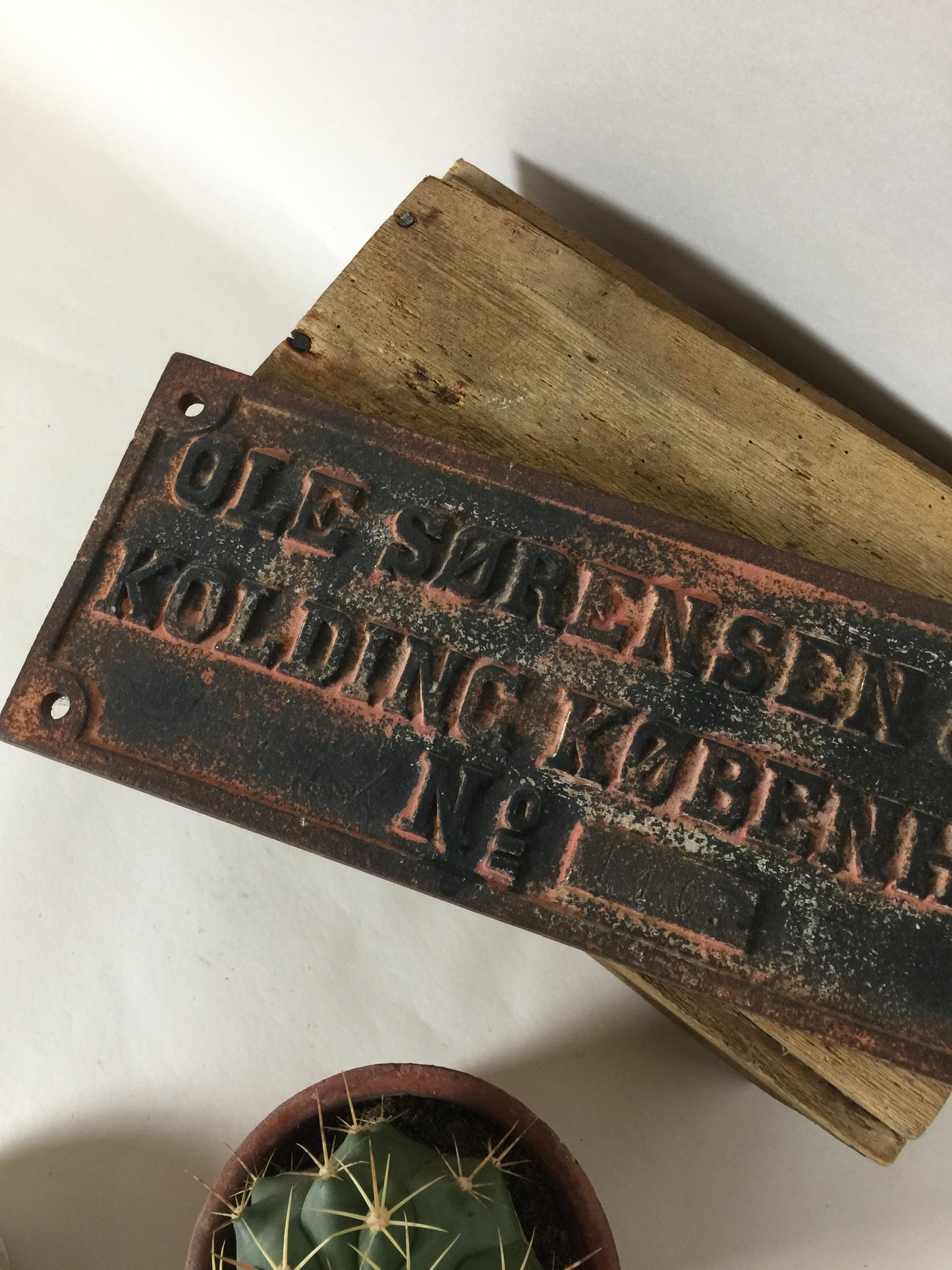 Altes Schild mit viel Patina