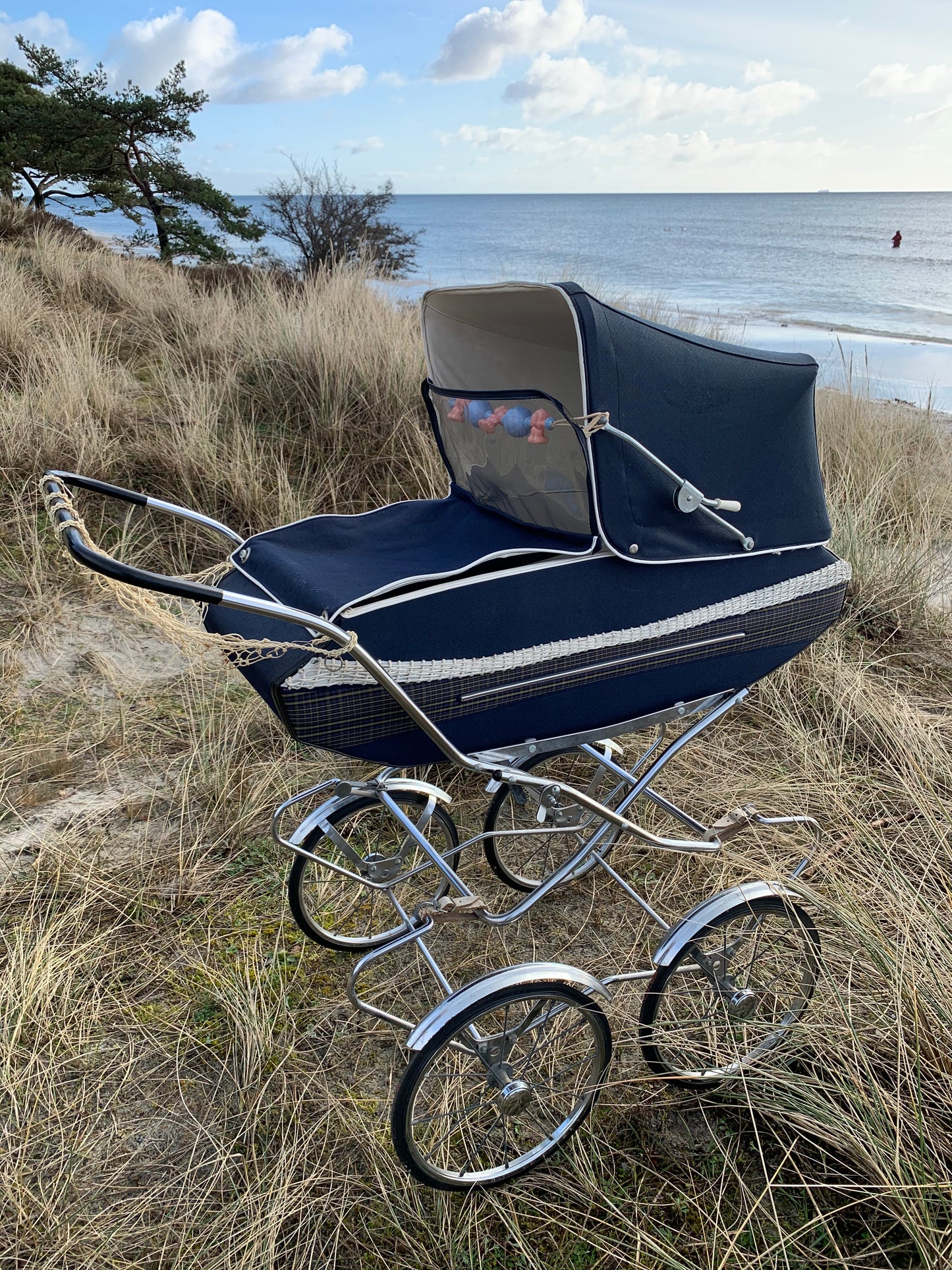 Puppenwagen mit Einkaufsnetz