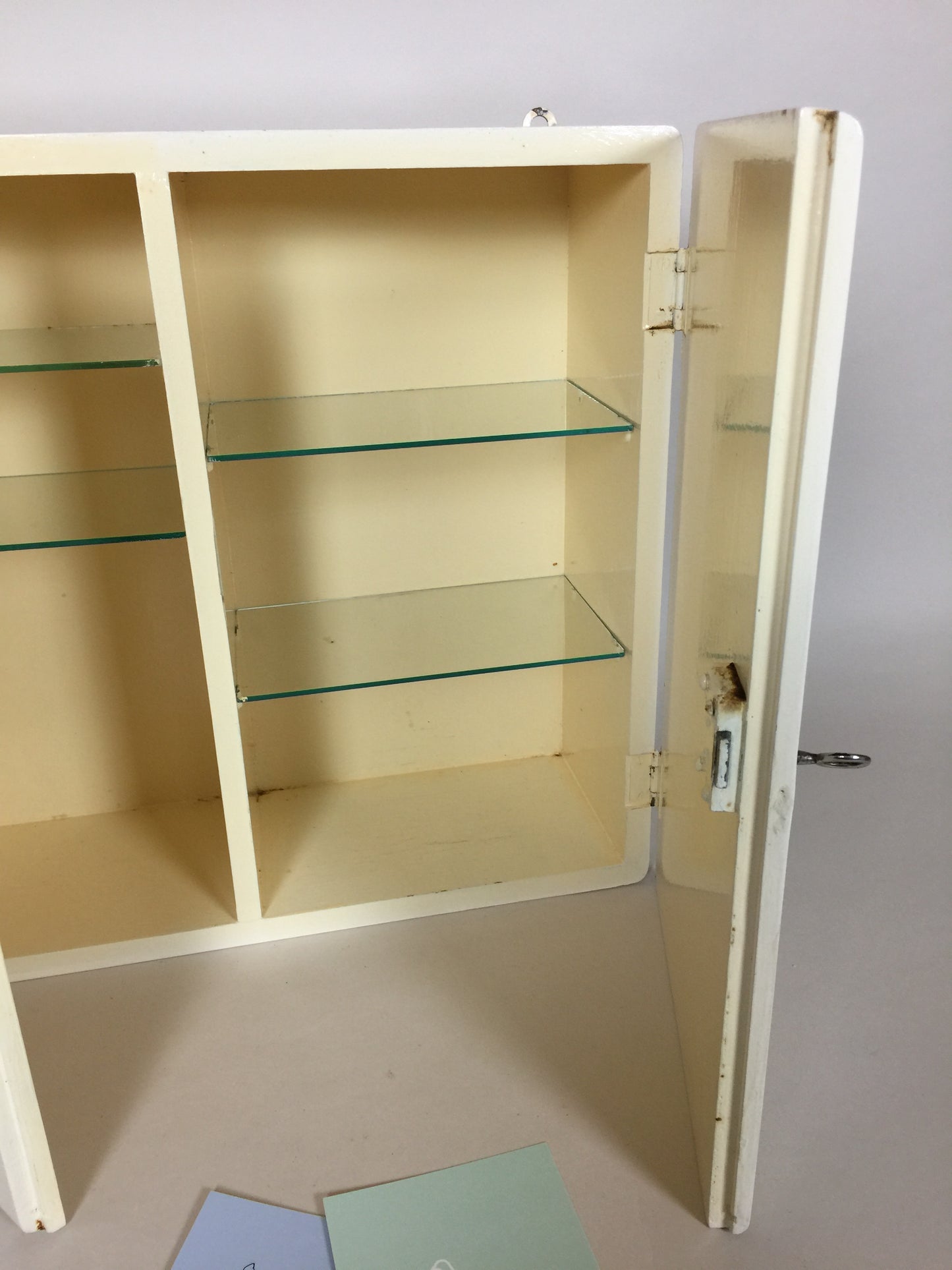 Schöner Medizinschrank mit zwei Türen