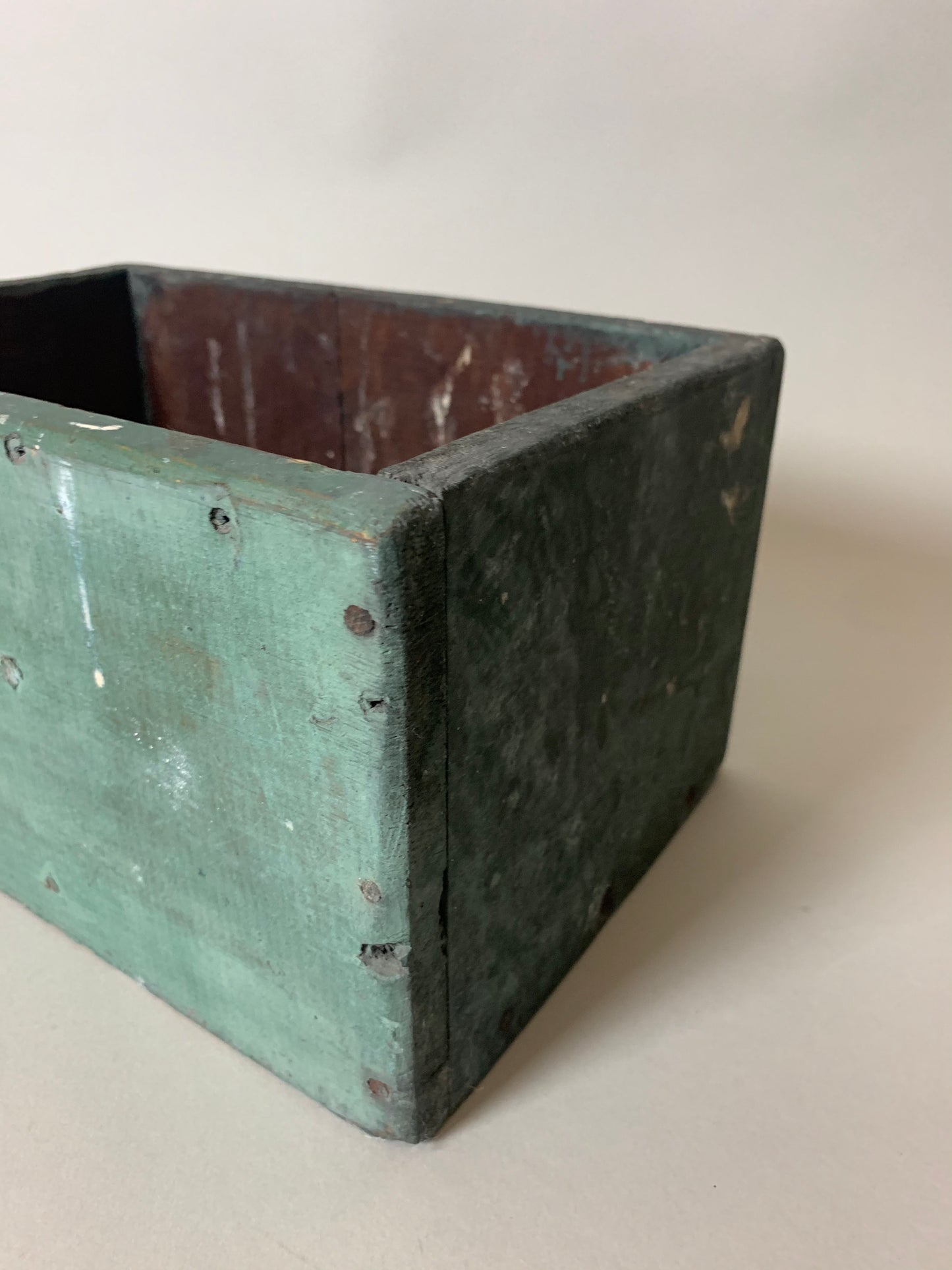 Grüne Holzkiste mit Patina