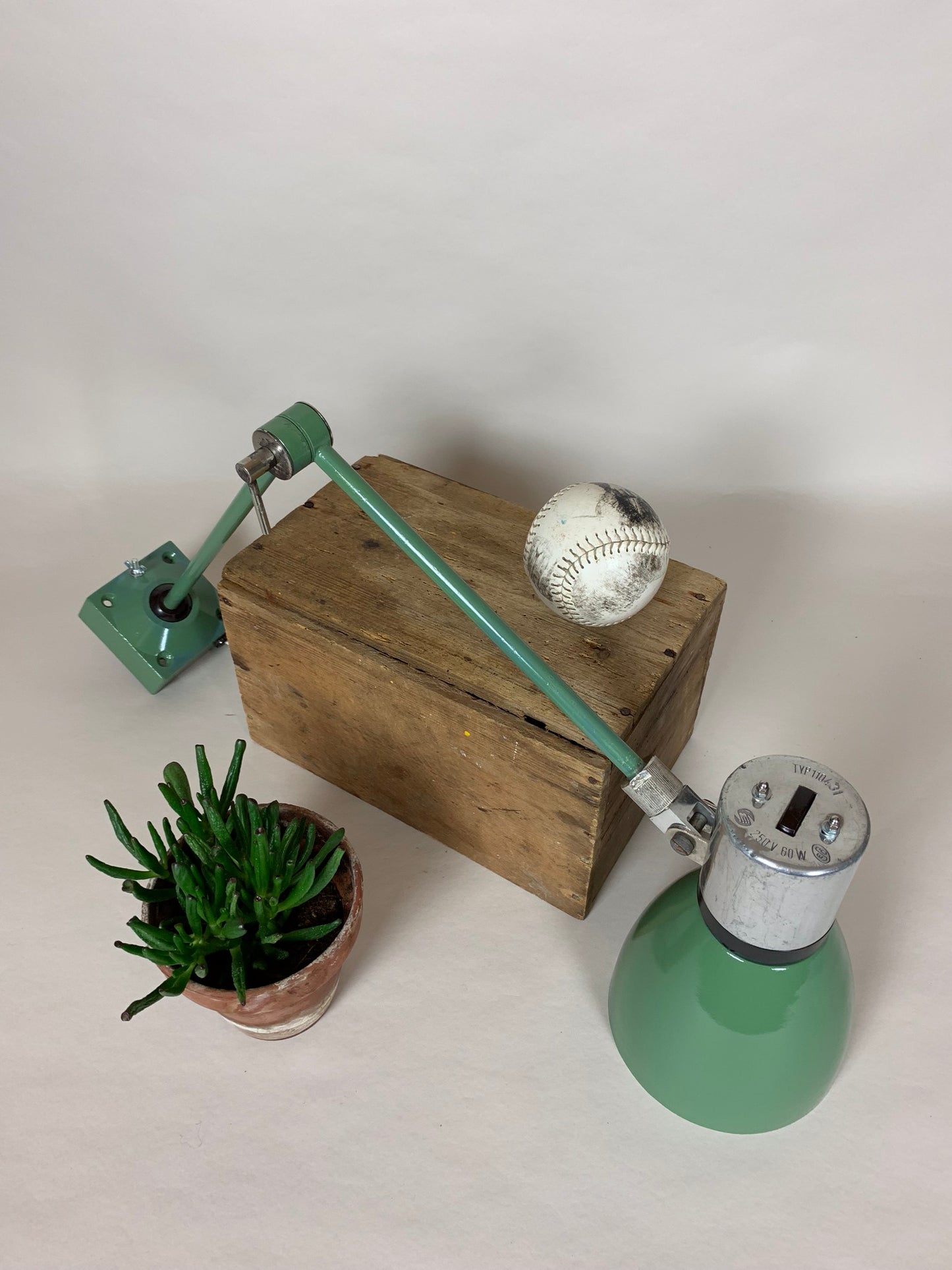 Schöne industrielle grüne Wand- oder Tischlampe
