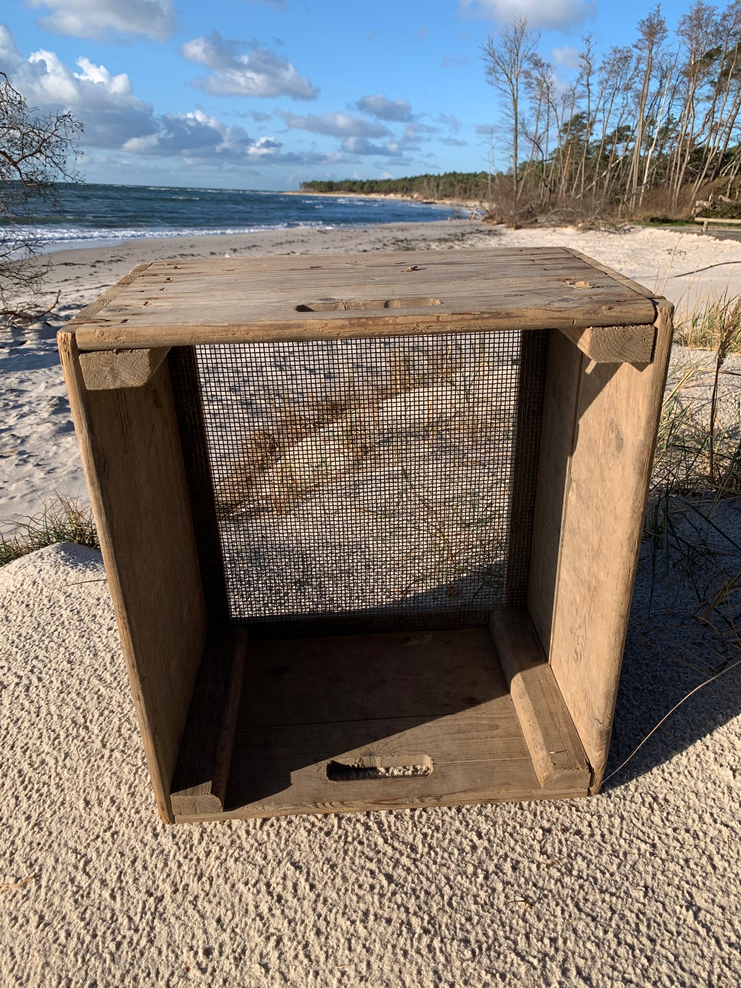 Schöne Holzkiste mit Text und Netz am Boden