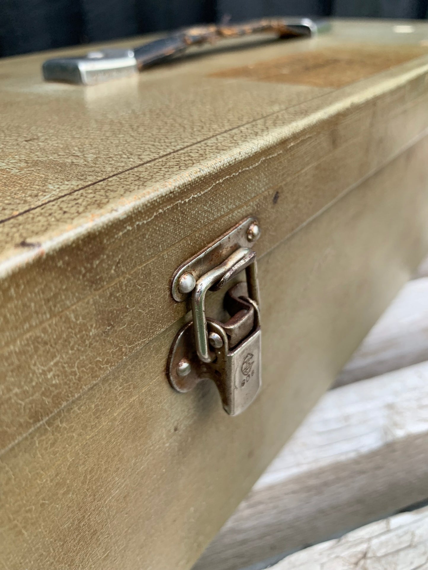 Box mit kleinen Fächern innen