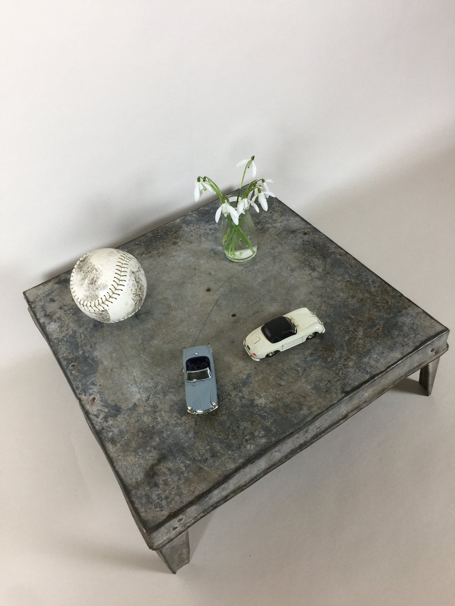 Niedriger Tabletttisch oder Pflanzentisch.... Sie entscheiden