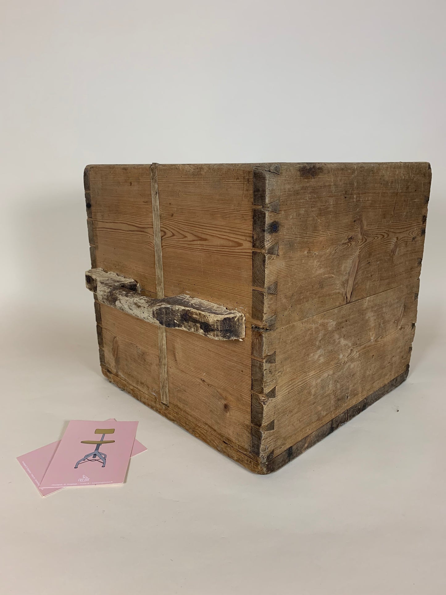 Schöne Holzkiste mit zwei Henkeln aus Bäckerei