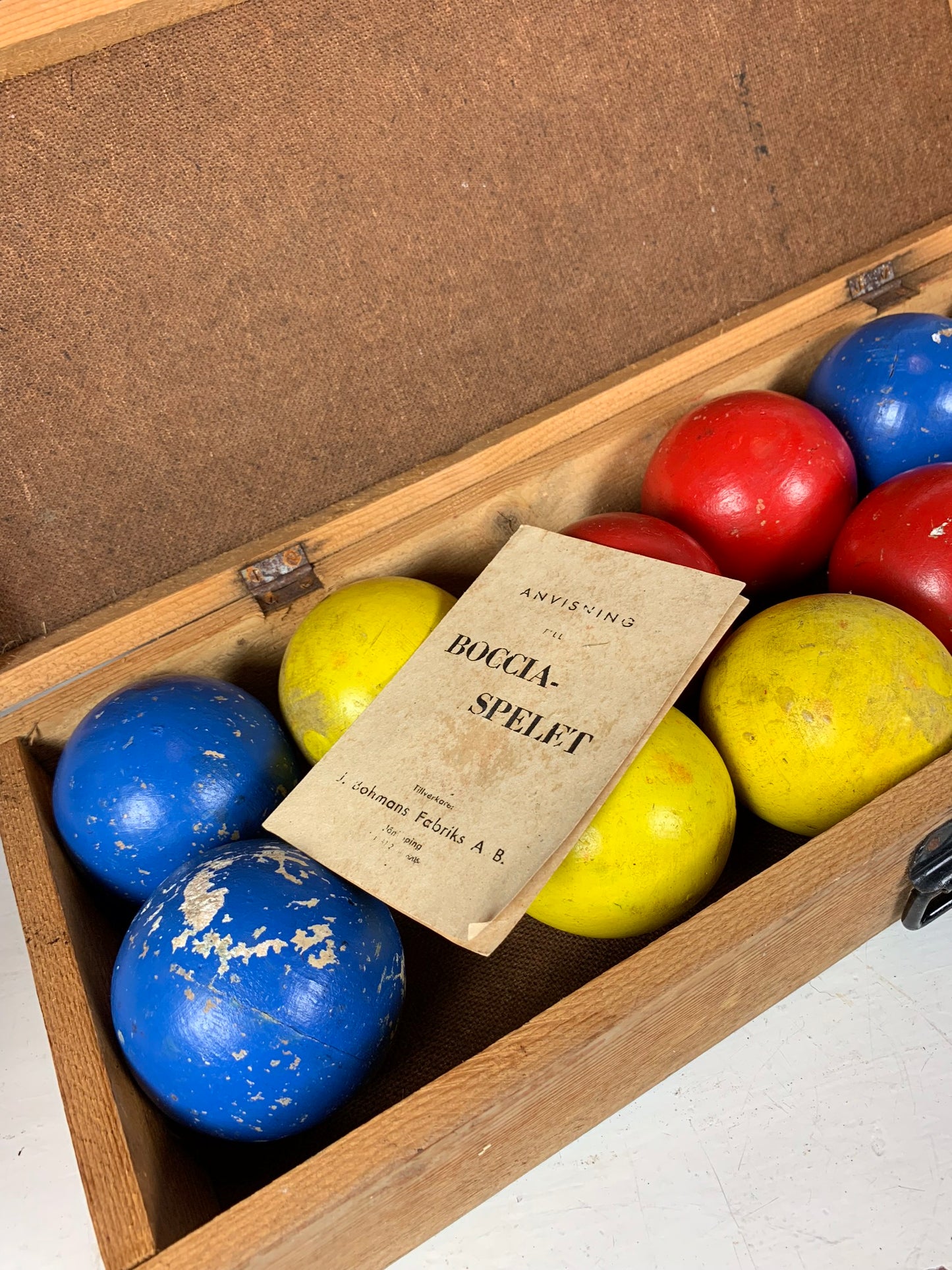 Altes Boccia-Spiel mit Holzkugeln