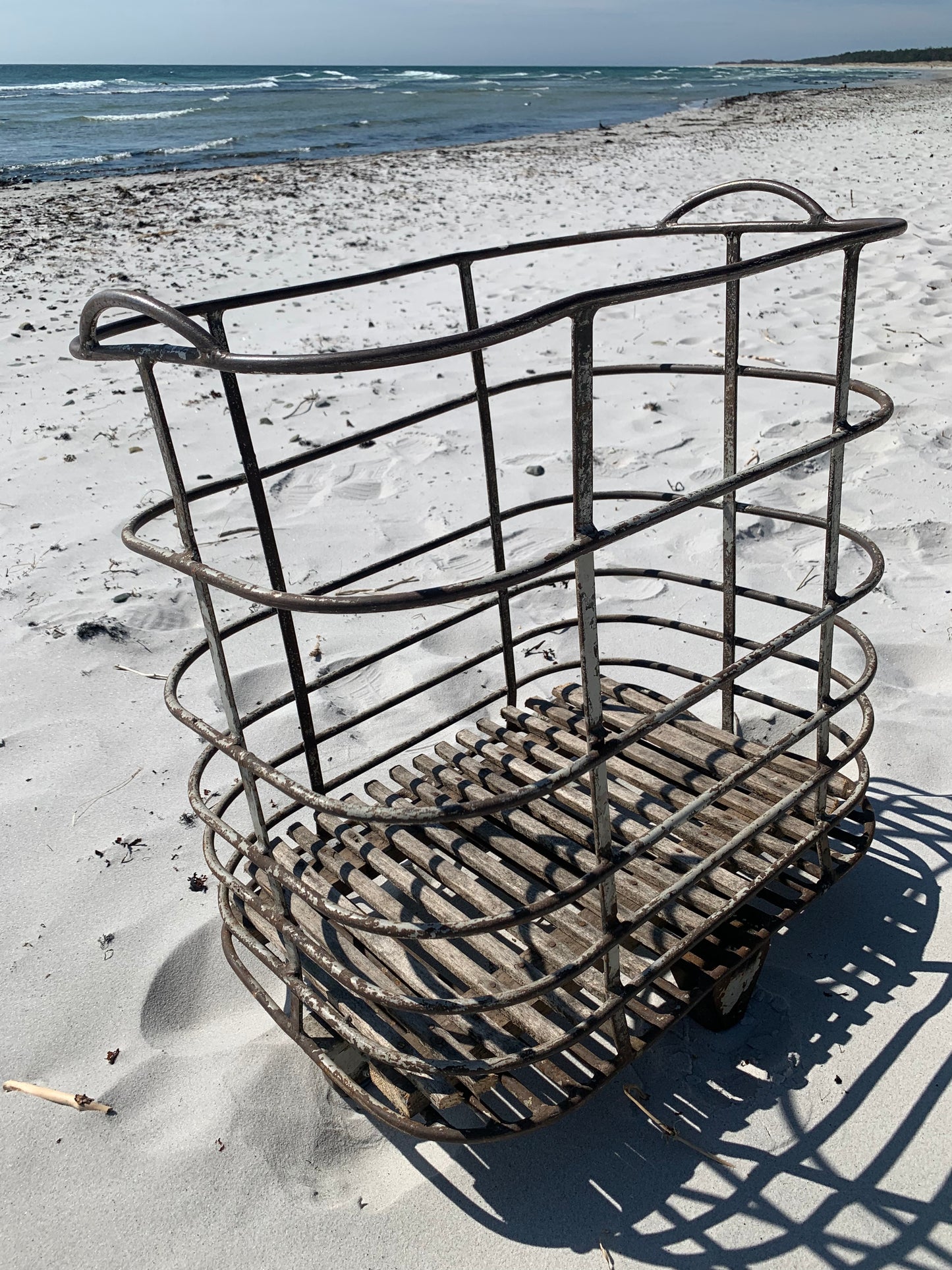 Französischer Wagen mit Rädern und Holzsockel