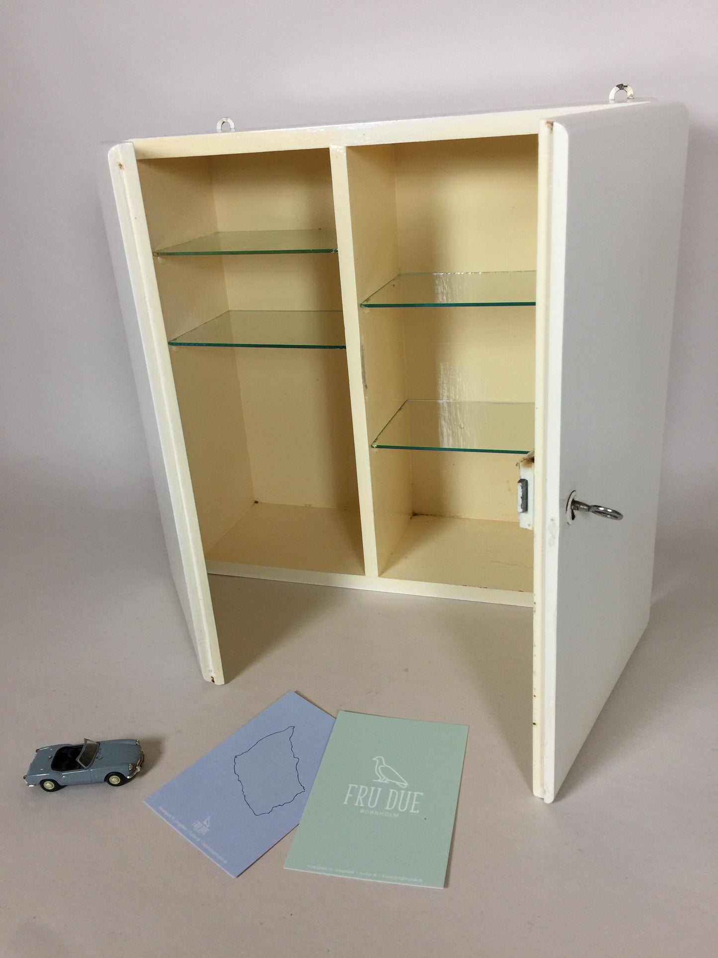 Schöner Medizinschrank mit zwei Türen
