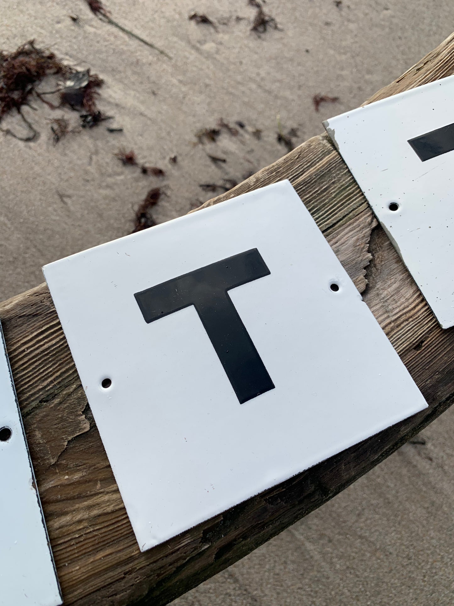 Emailleschild mit dem Buchstaben T