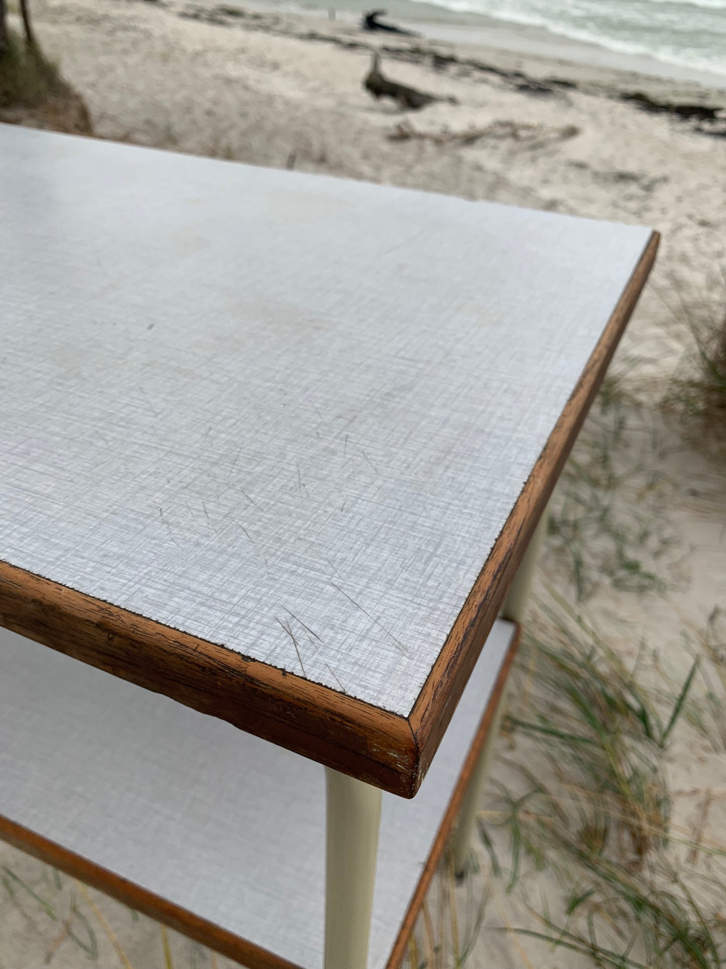 Tisch mit Regal