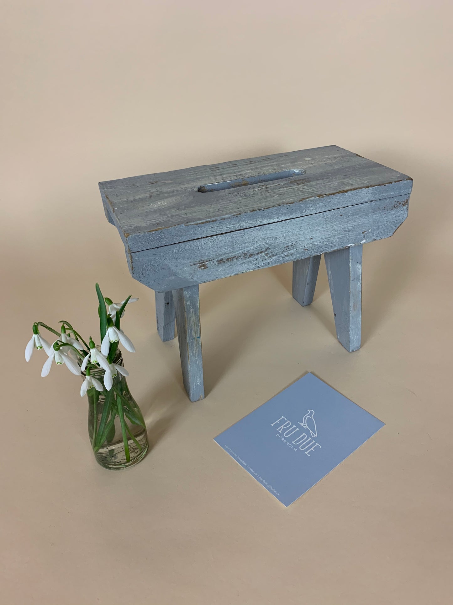 Schöner alter Hocker in Grau