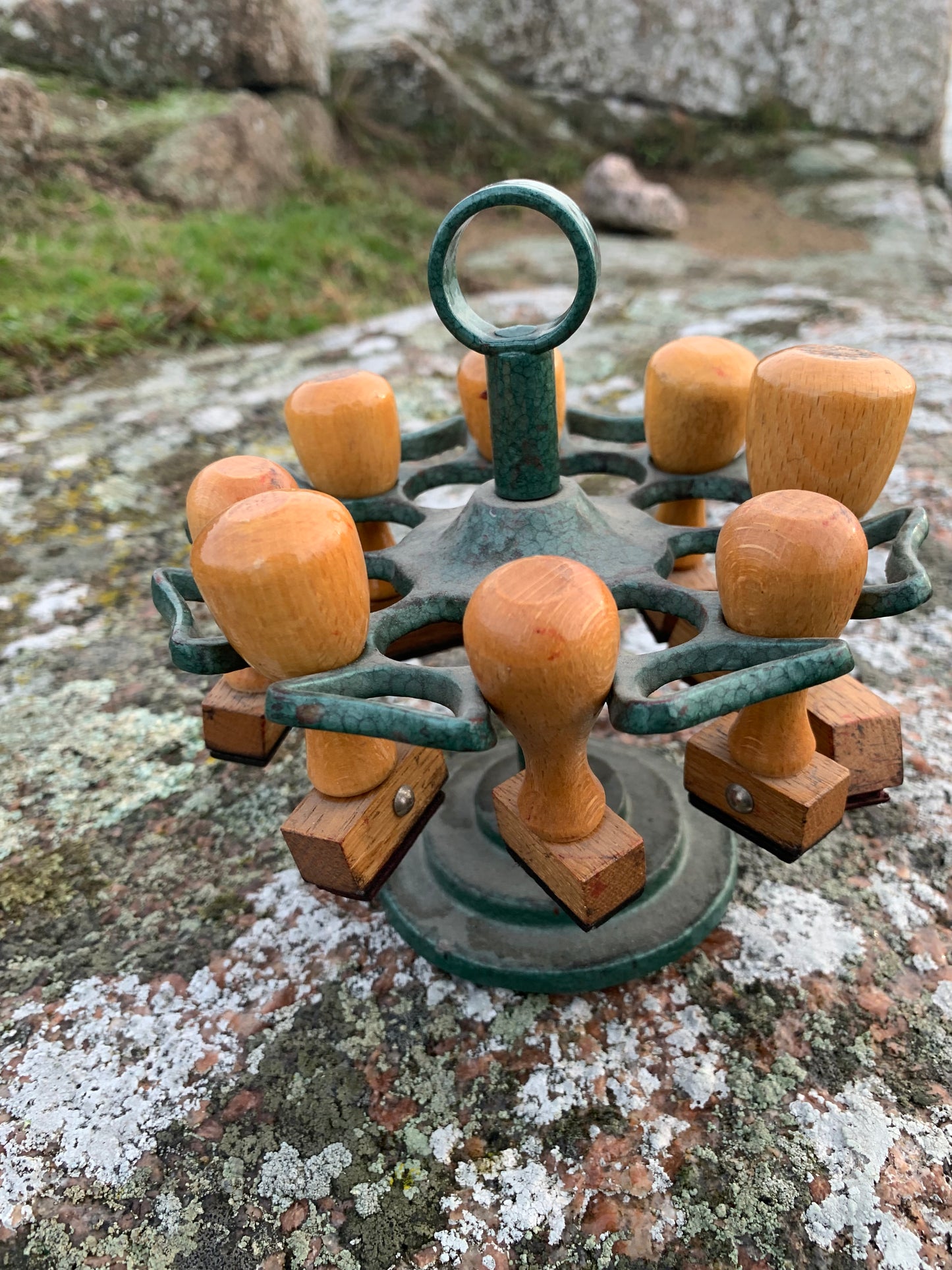 Alter Stempelhalter mit Stempeln