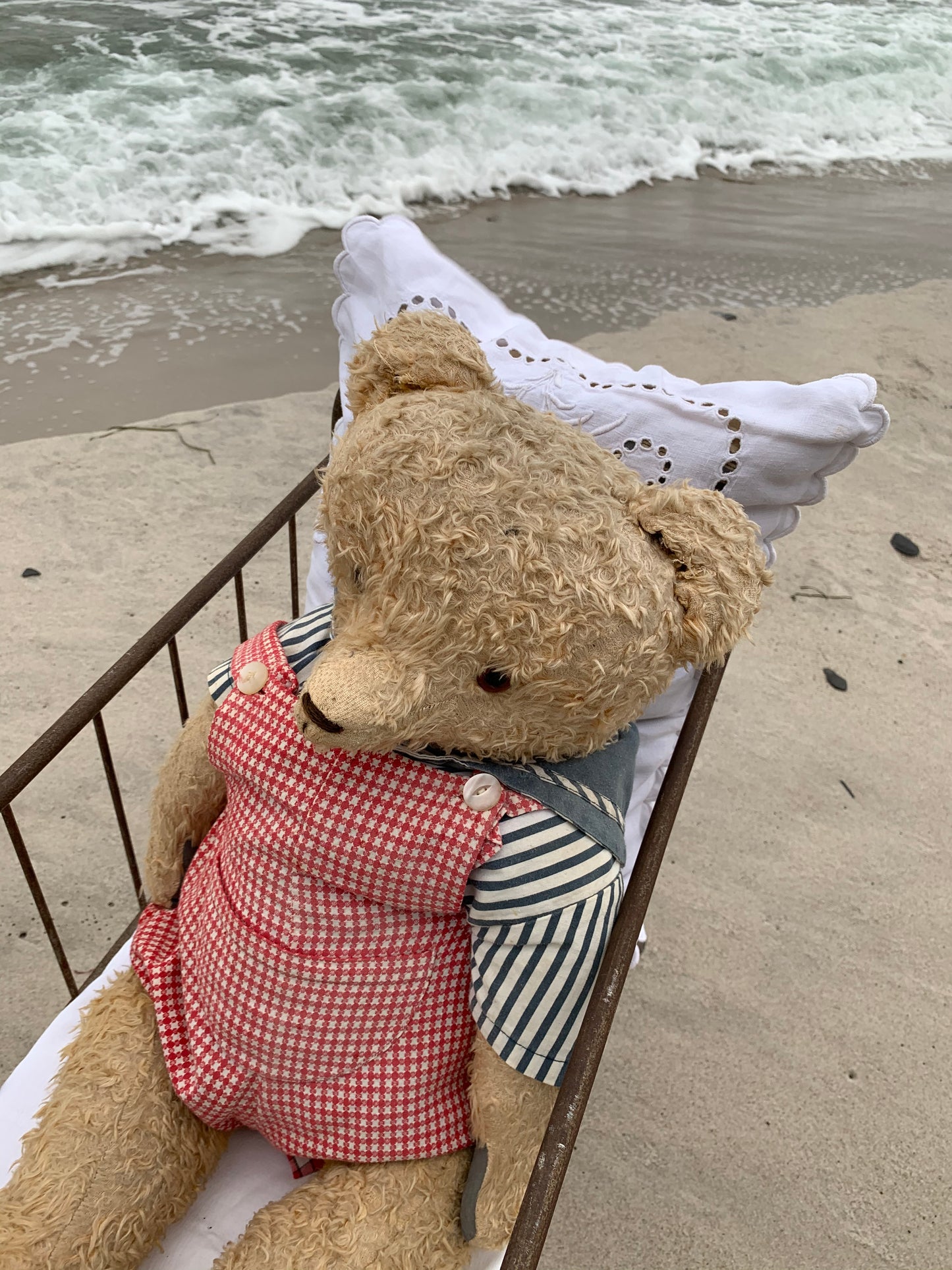 Schöner alter Teddybär mit Bett - aus Frankreich