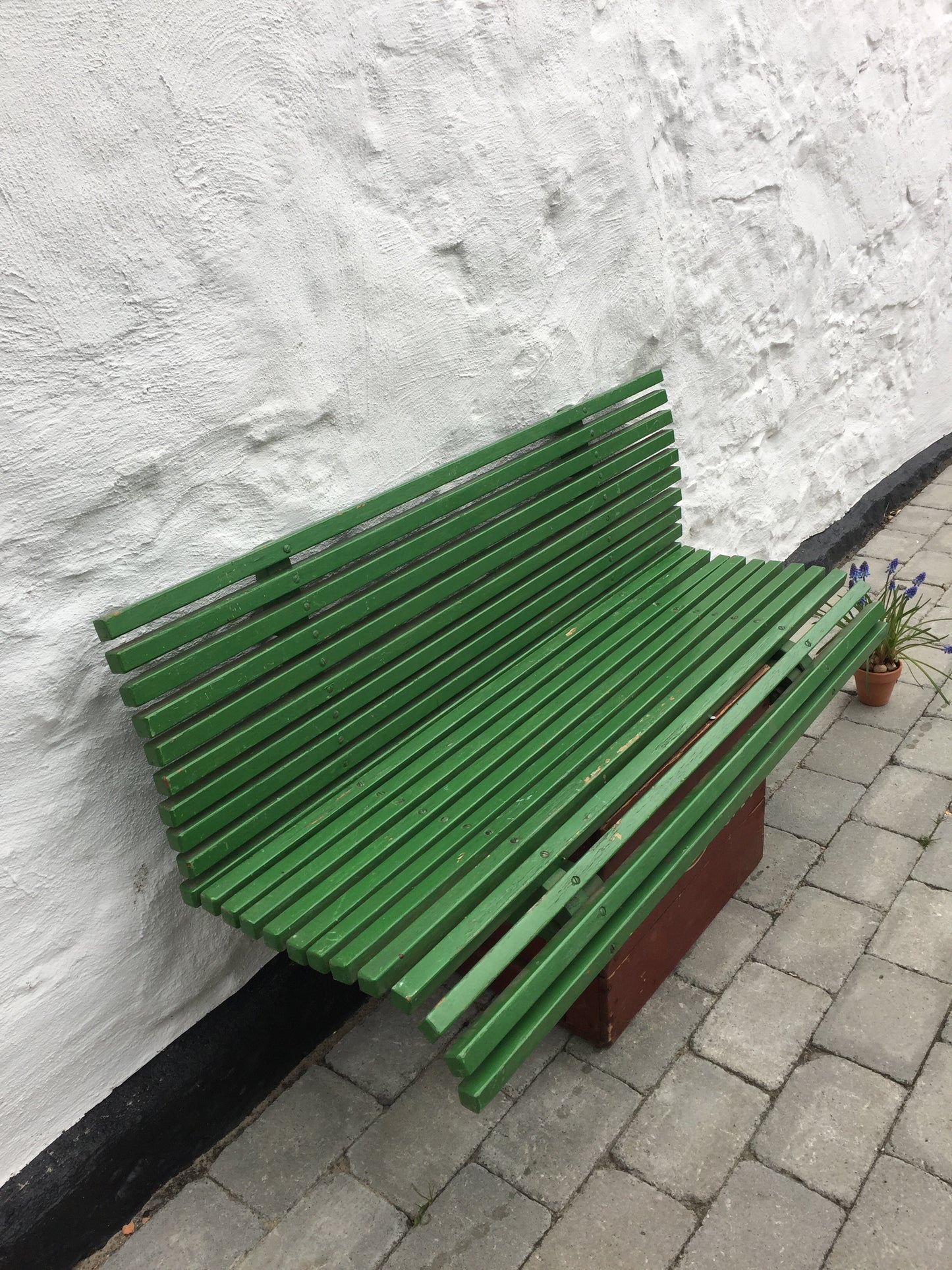 Alte feine grüne Bank zur Montage an einer Wand
