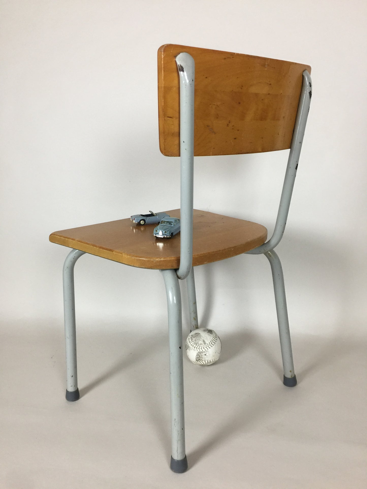 Schöner industrieller Kinderstuhl