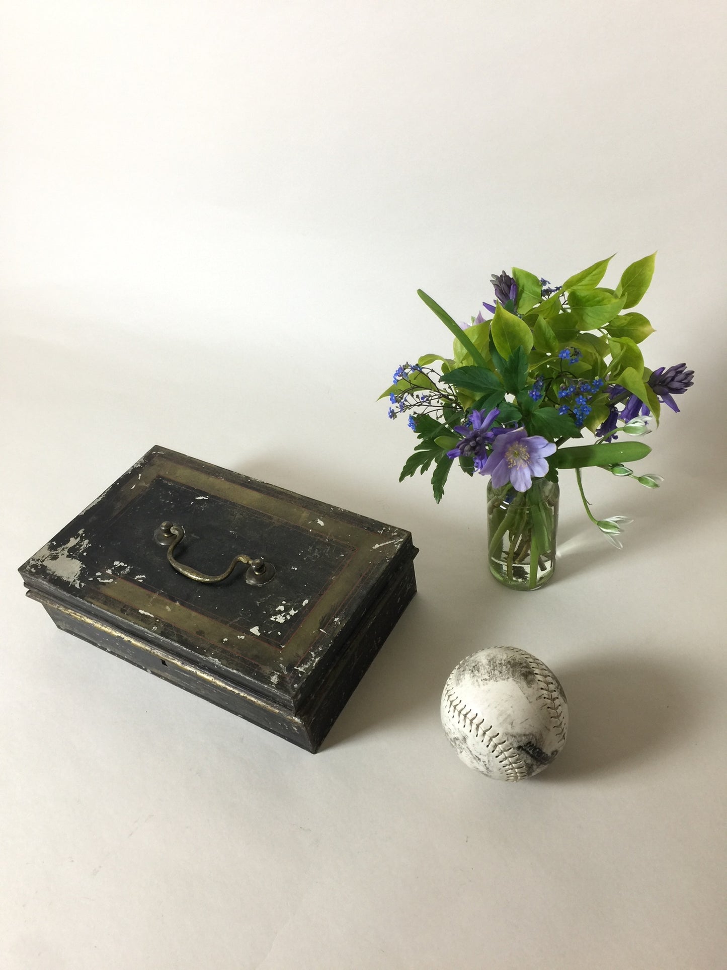 Alte Metalldose mit Deckel