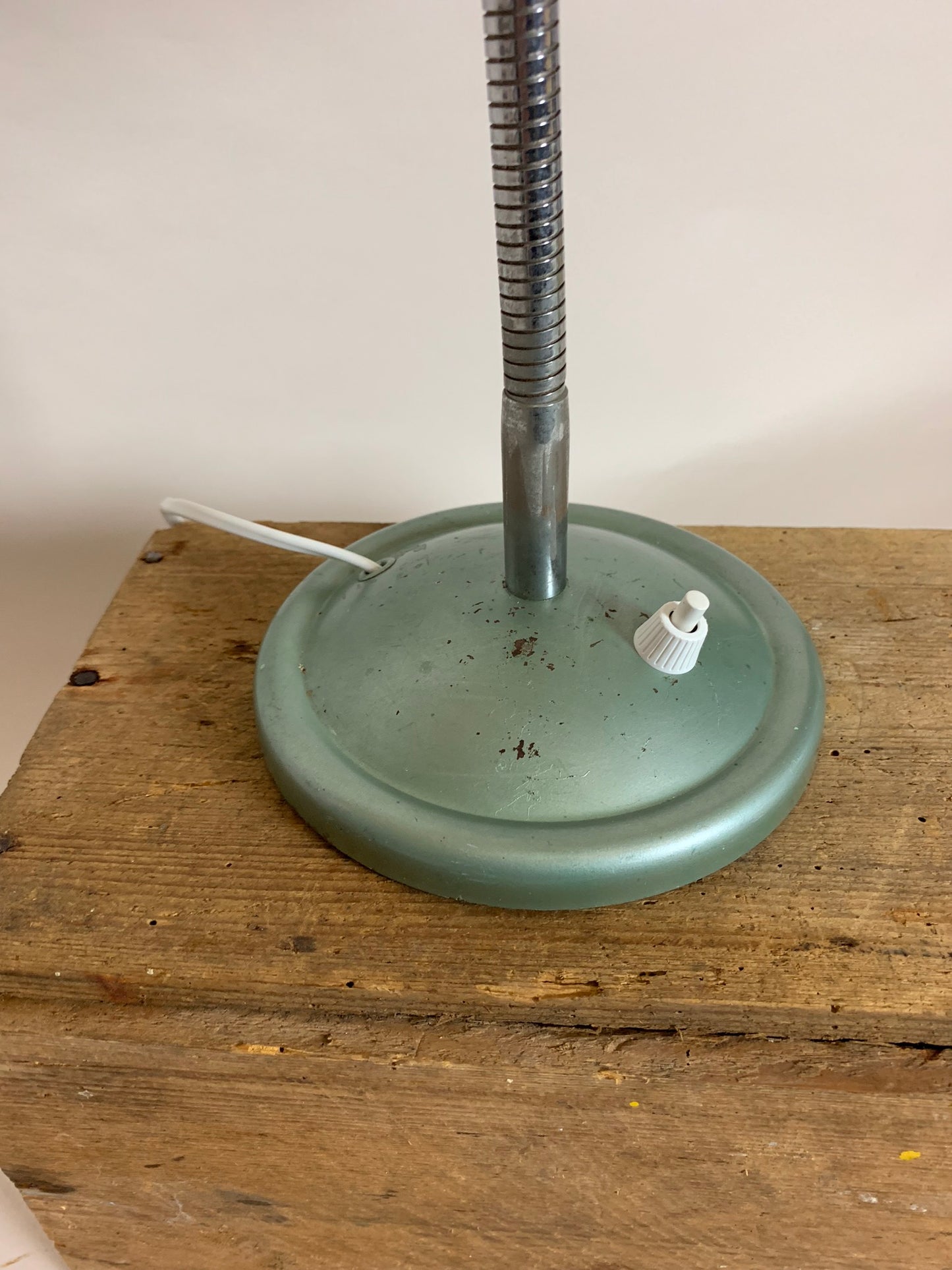 Schöne grüne französische Vintage Tischlampe