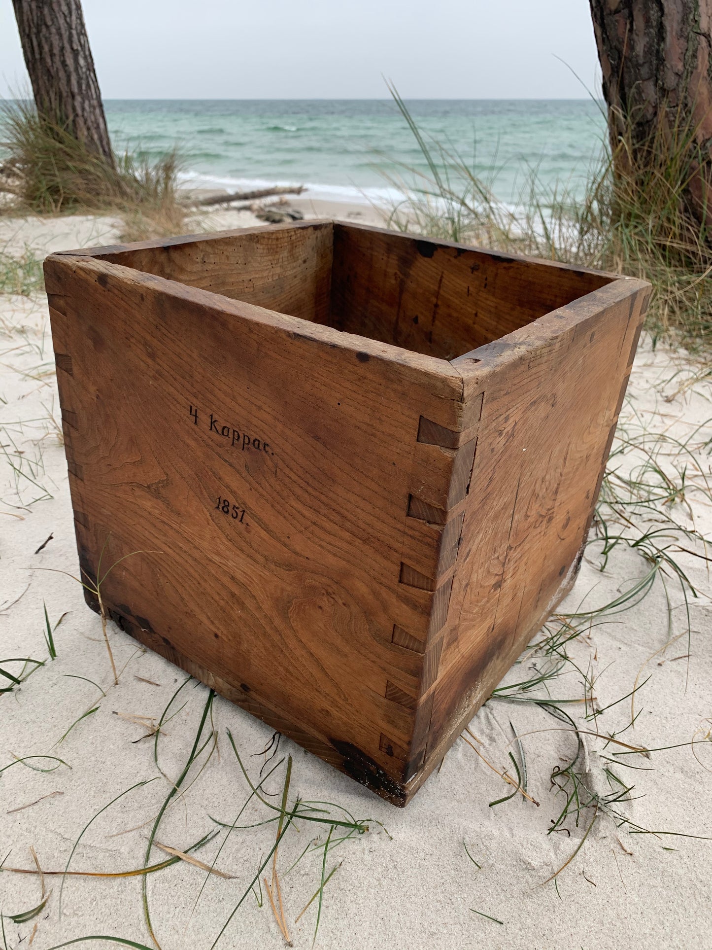 Sehr alte und schwere quadratische Holzkiste