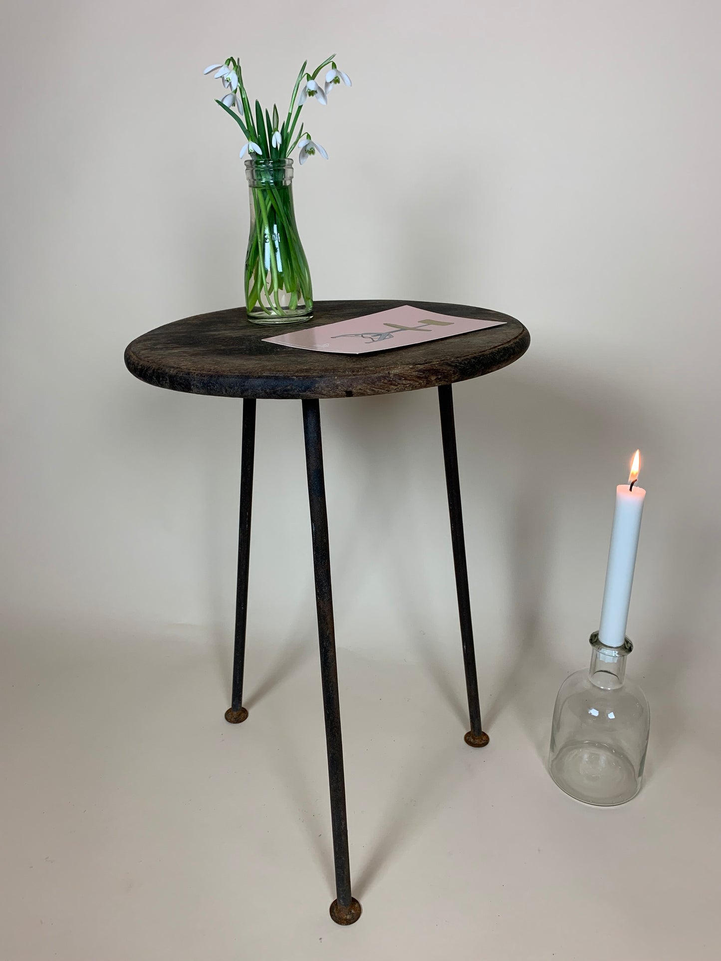 Roher Hocker mit Holzsitz und Stahlbeinen