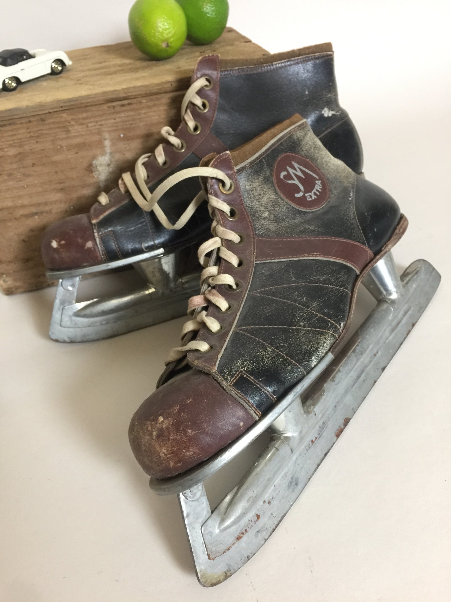 Schöne, rohe und dekorative alte Schlittschuhe
