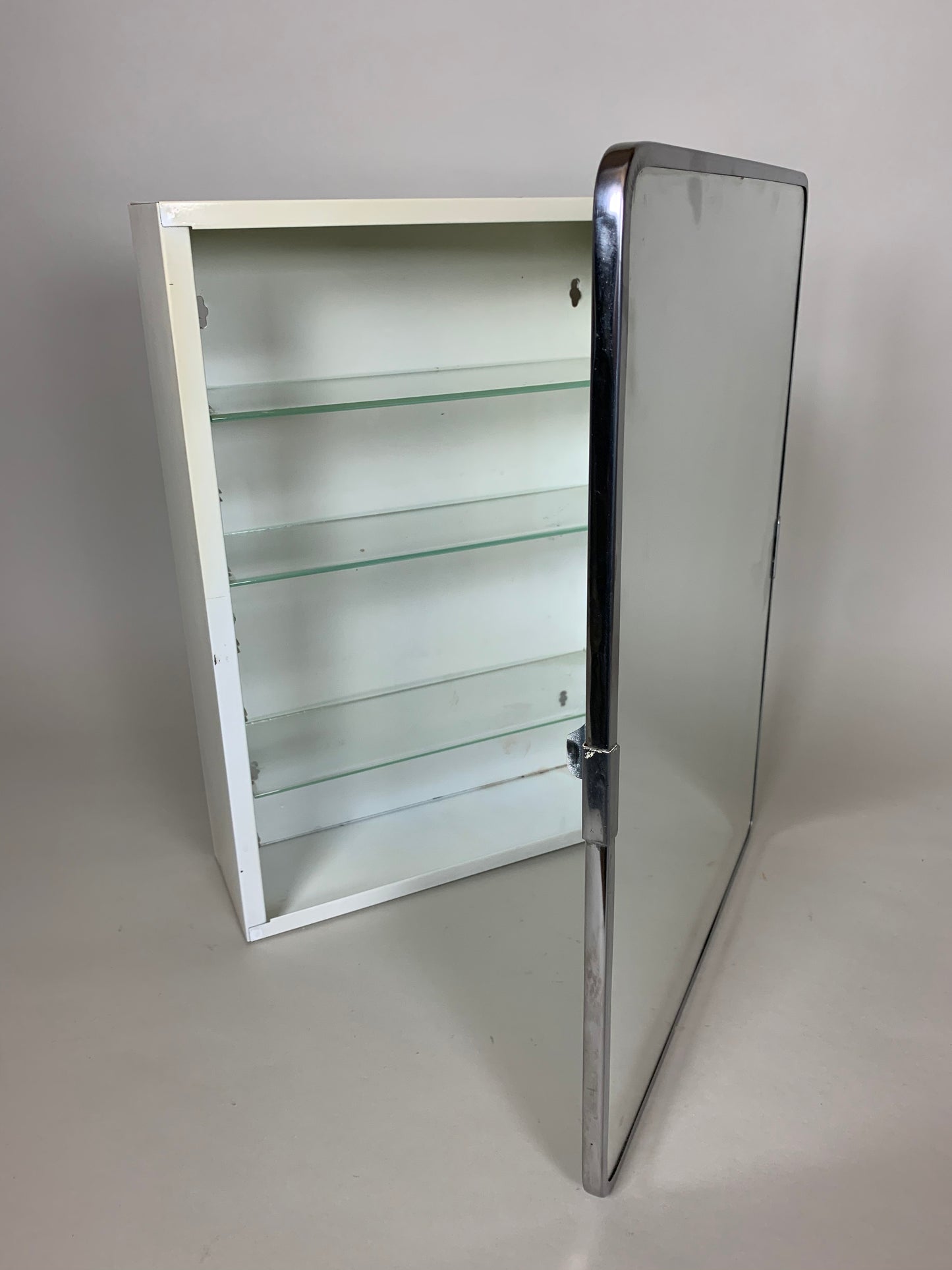 Medizinschrank mit Spiegel und Glasböden