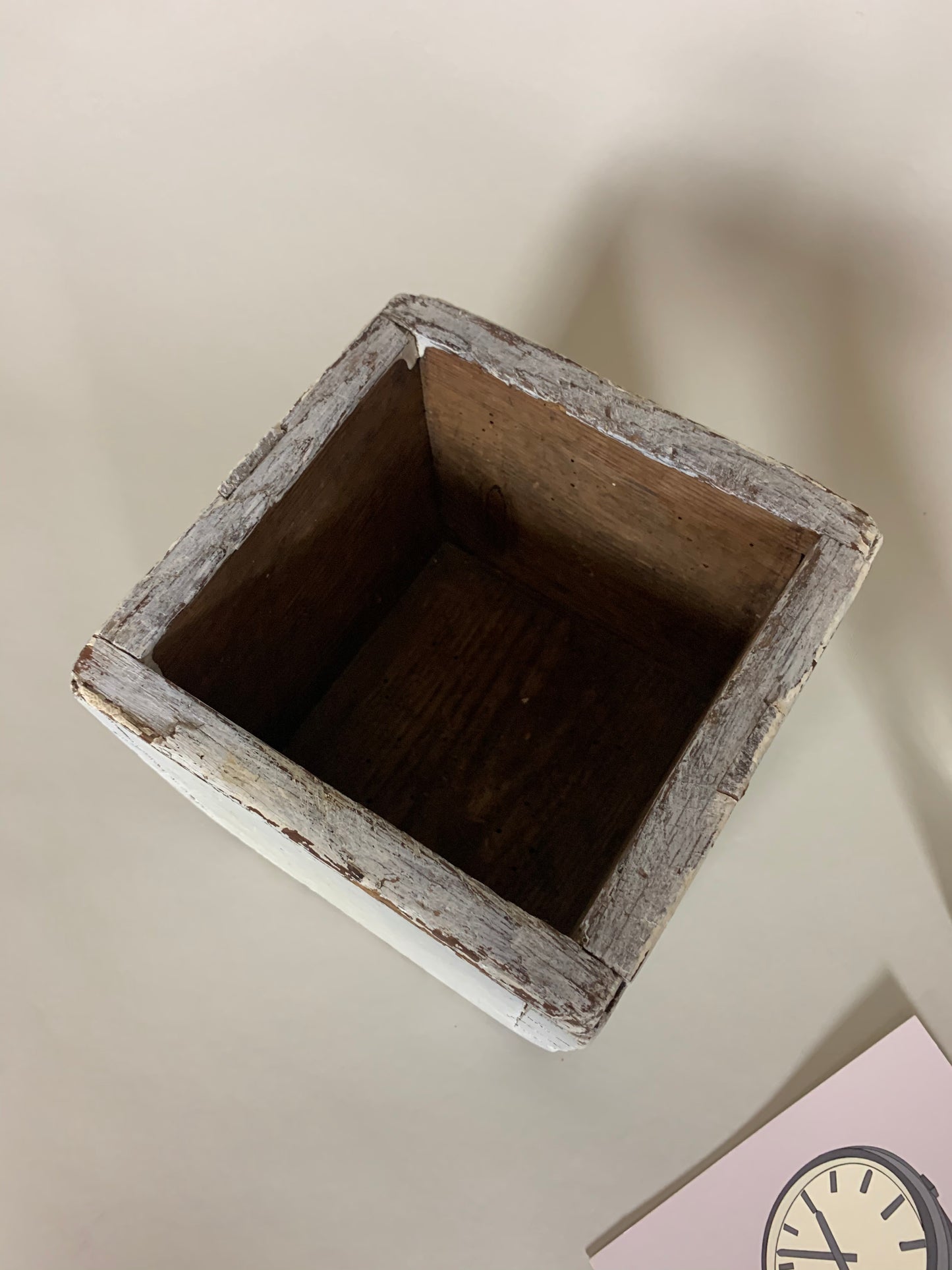 Schöne und alte bemalte Holzkiste