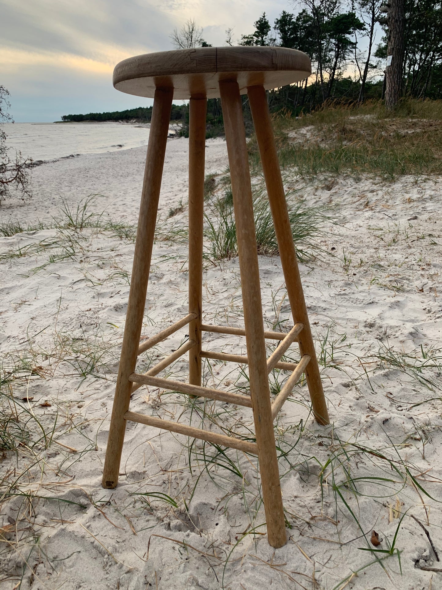 Hoher Hocker aus Holz
